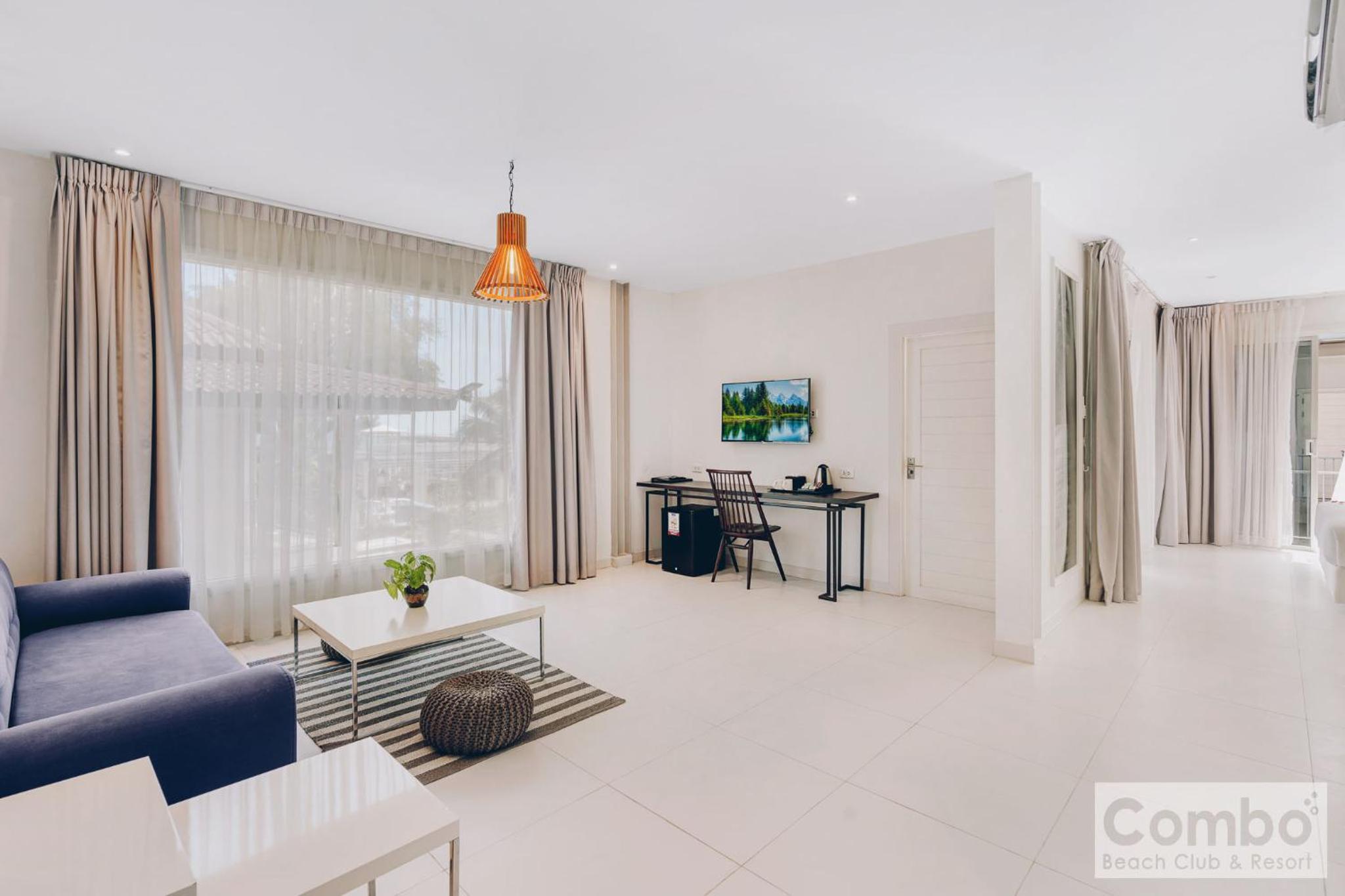 Premier Deluxe Suite with Balcony - Photo 8