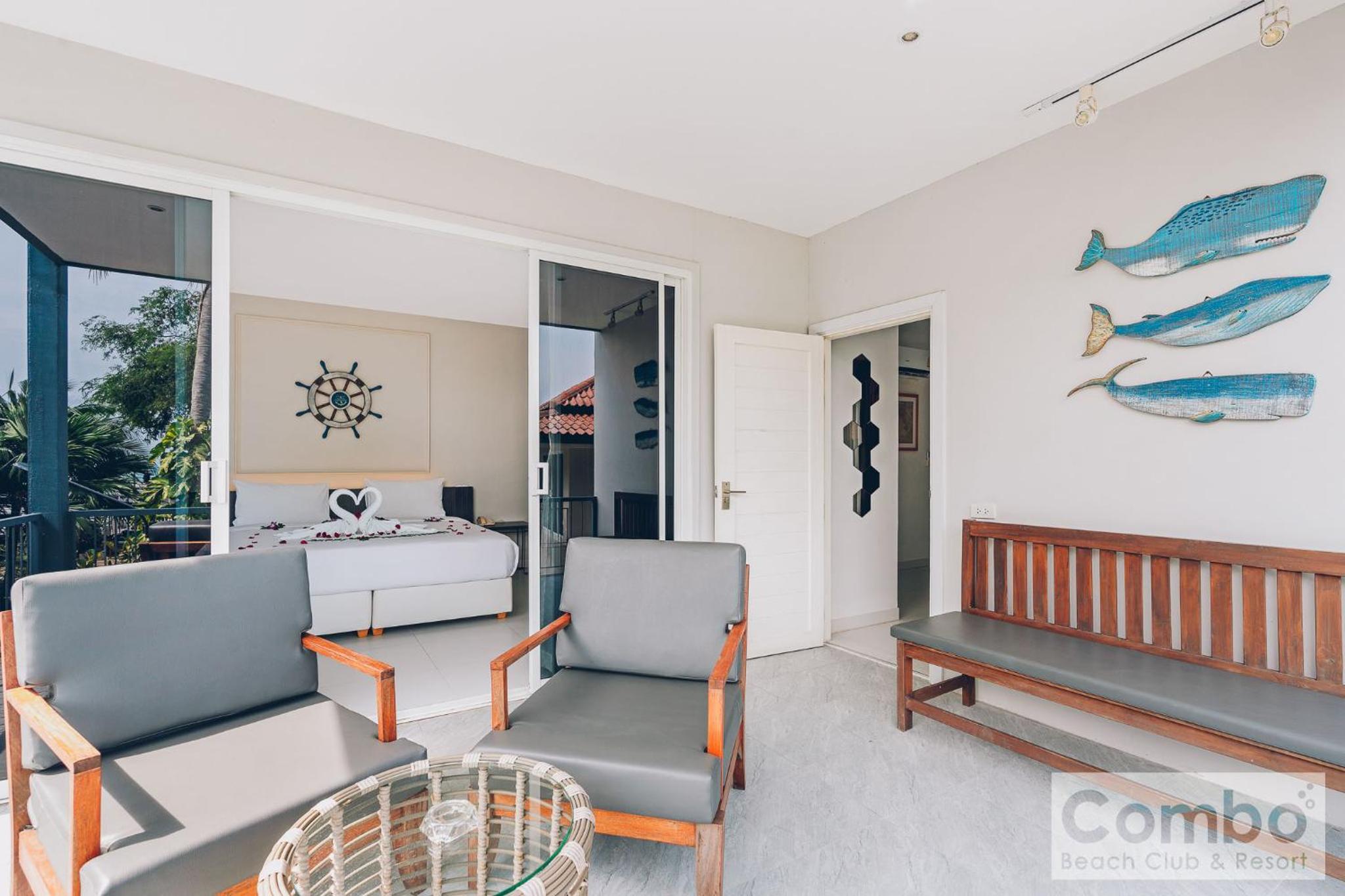 Premier Deluxe Suite with Balcony - Photo 6