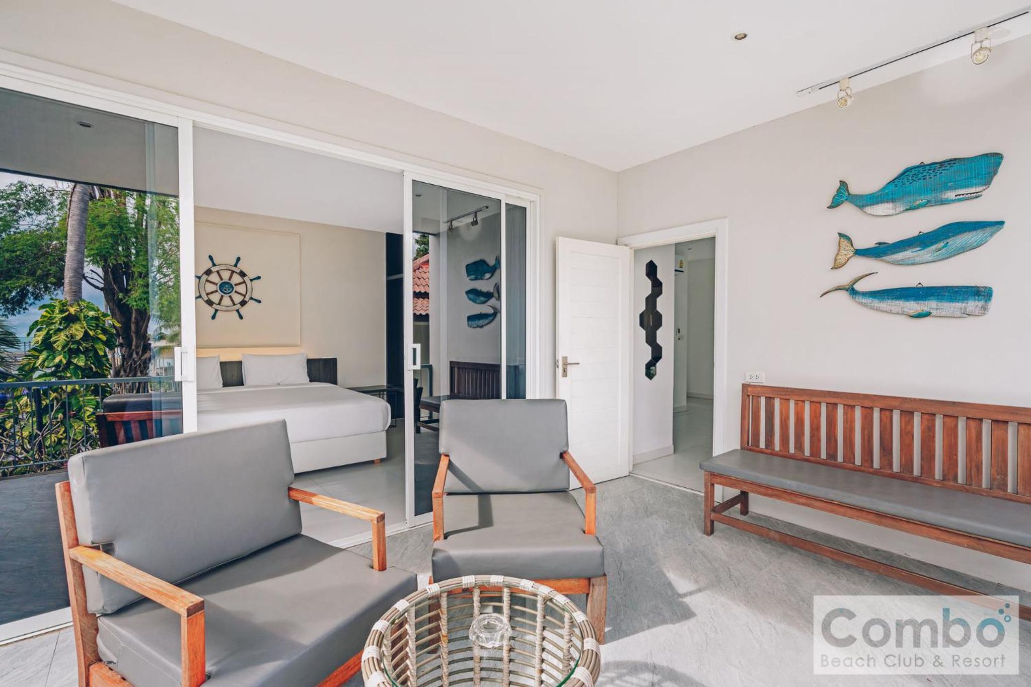 Premier Deluxe Suite with Balcony - Photo 11