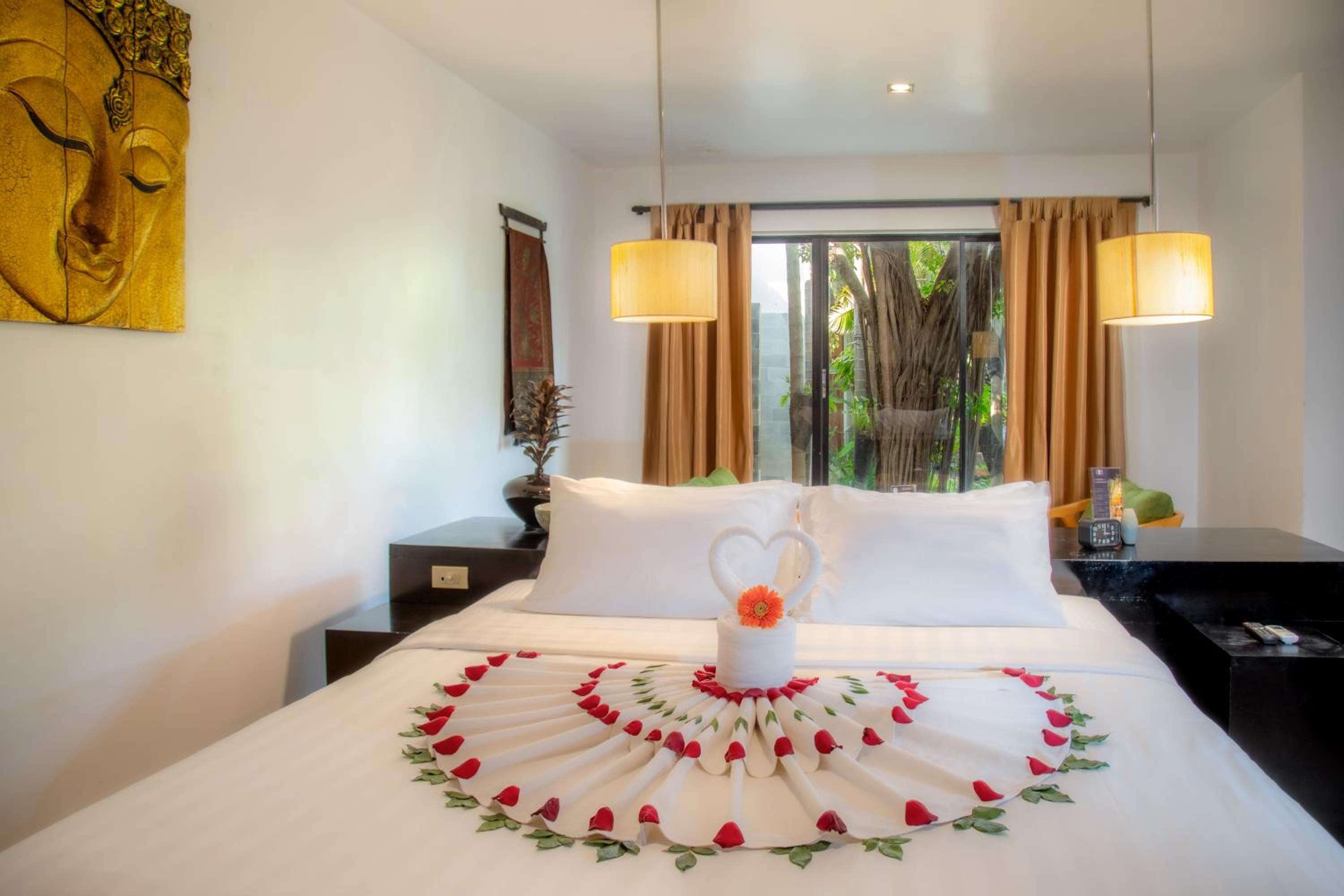 Suite with Pool View - Photo 7