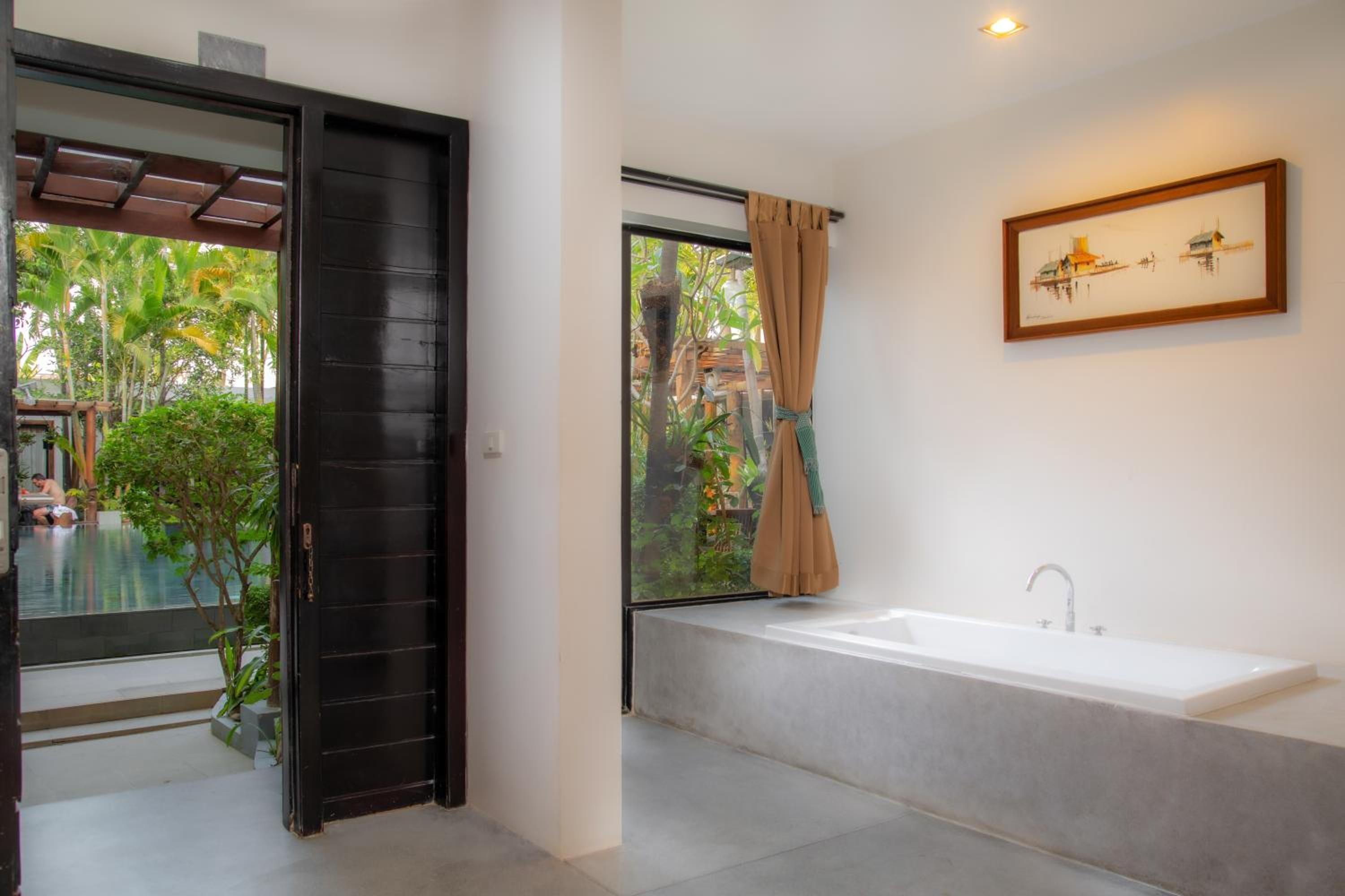 Suite with Pool View - Photo 8