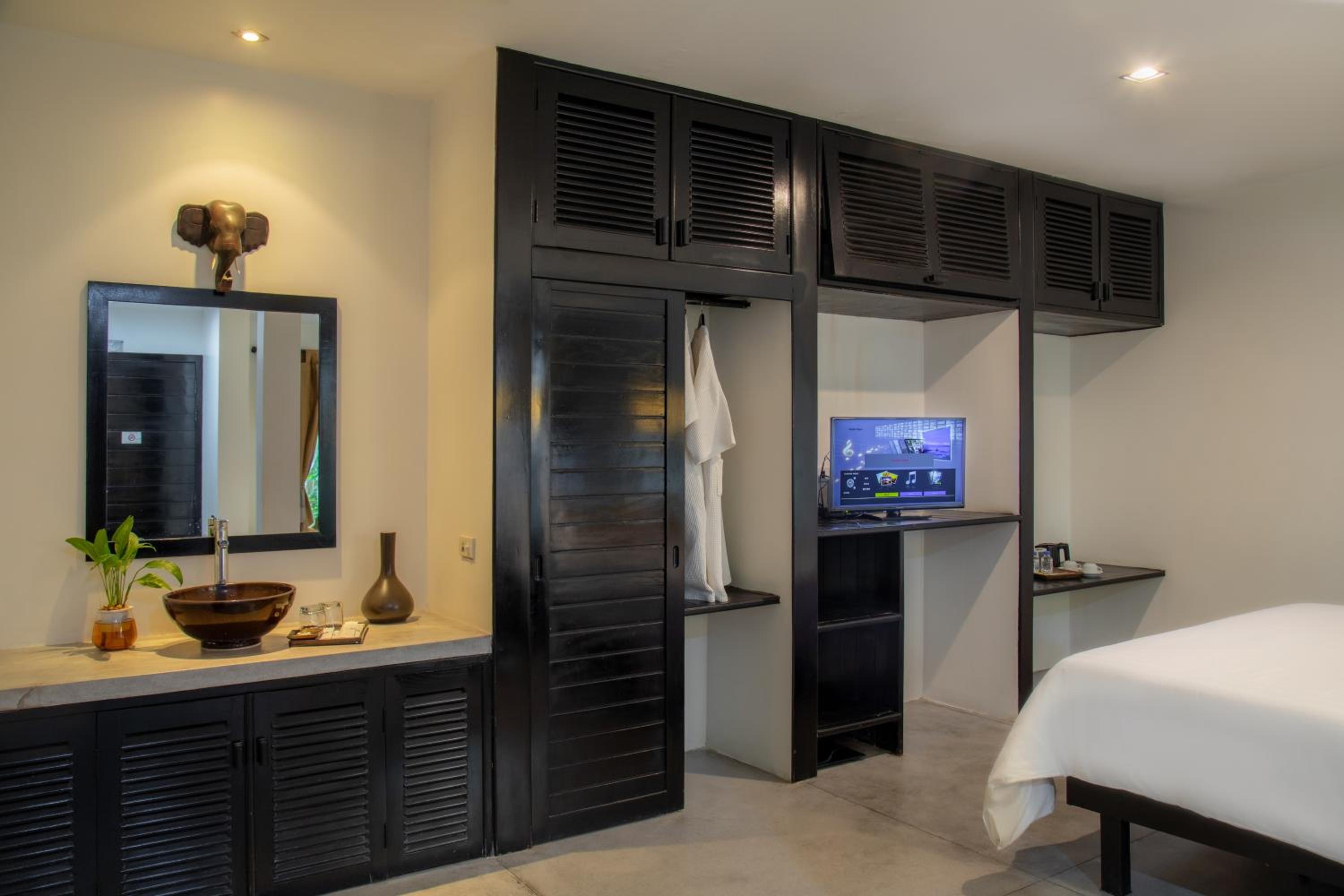 Suite with Pool View - Photo 5