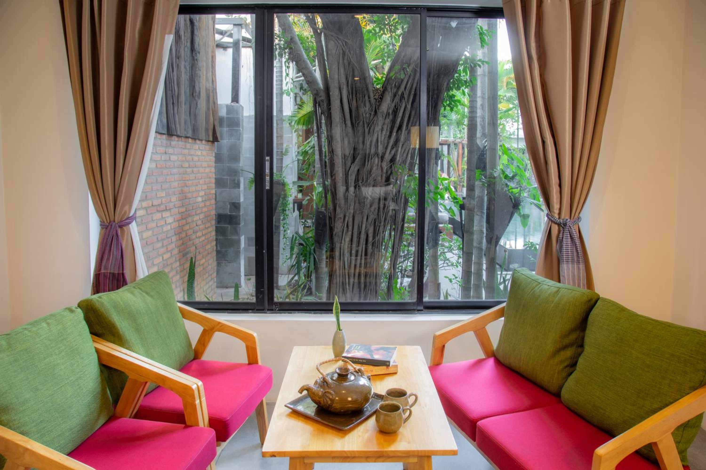 Suite with Pool View - Photo 2