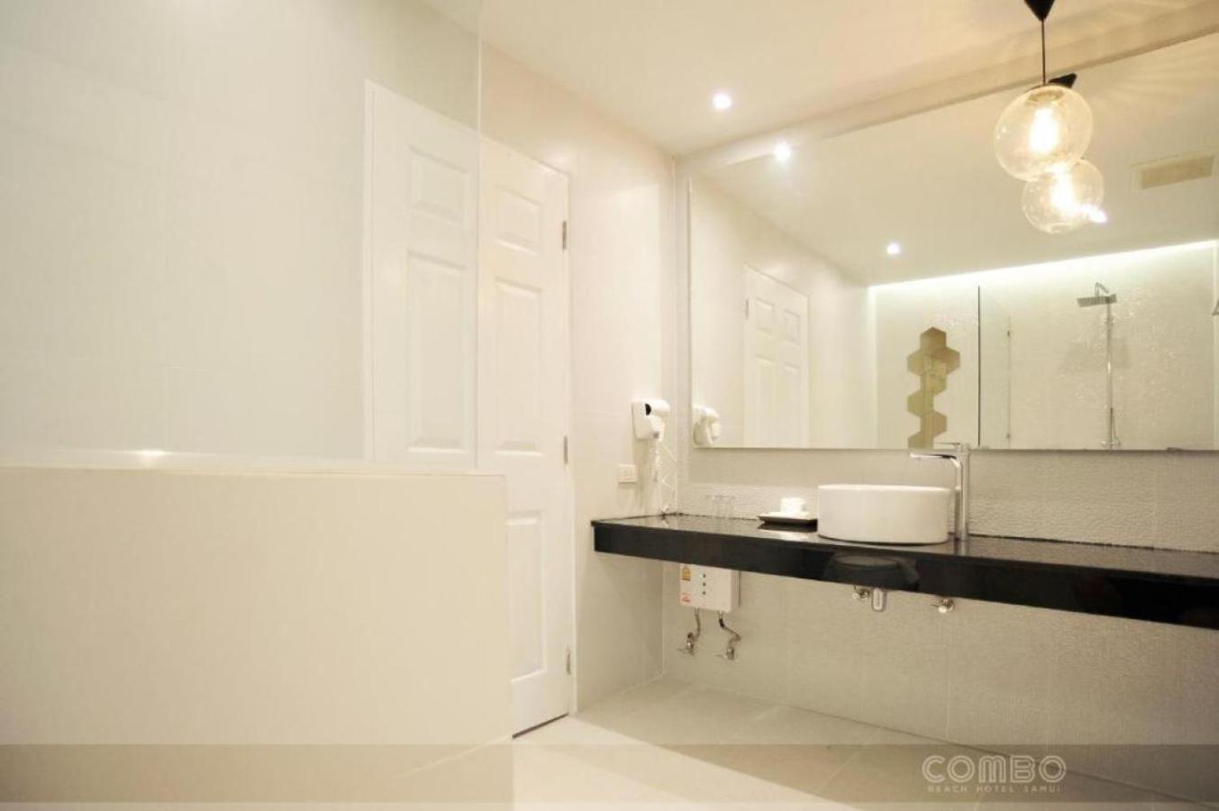 Premier Deluxe Suite with Balcony - Photo 3