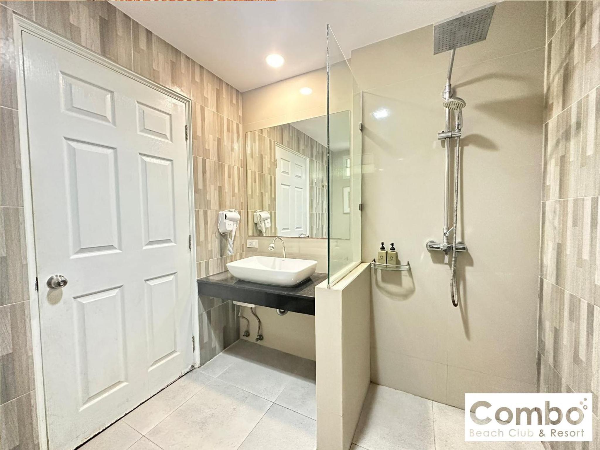Junior Double Suite with Balcony - Photo 3