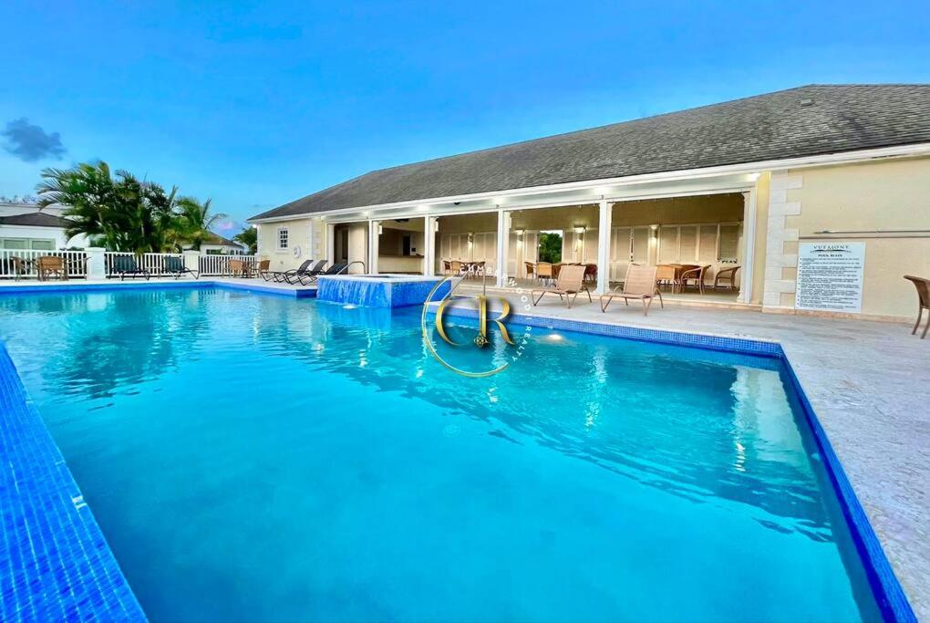 Three-Bedroom Villa photo 3