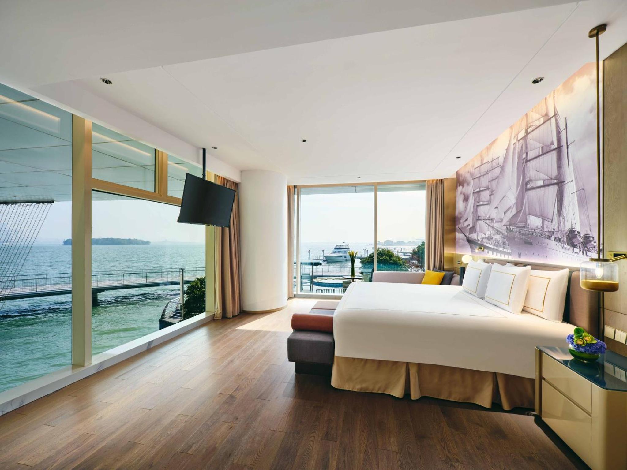 1 King Navigator Suite High Floor Lounge Access Lake View thumbnail 6