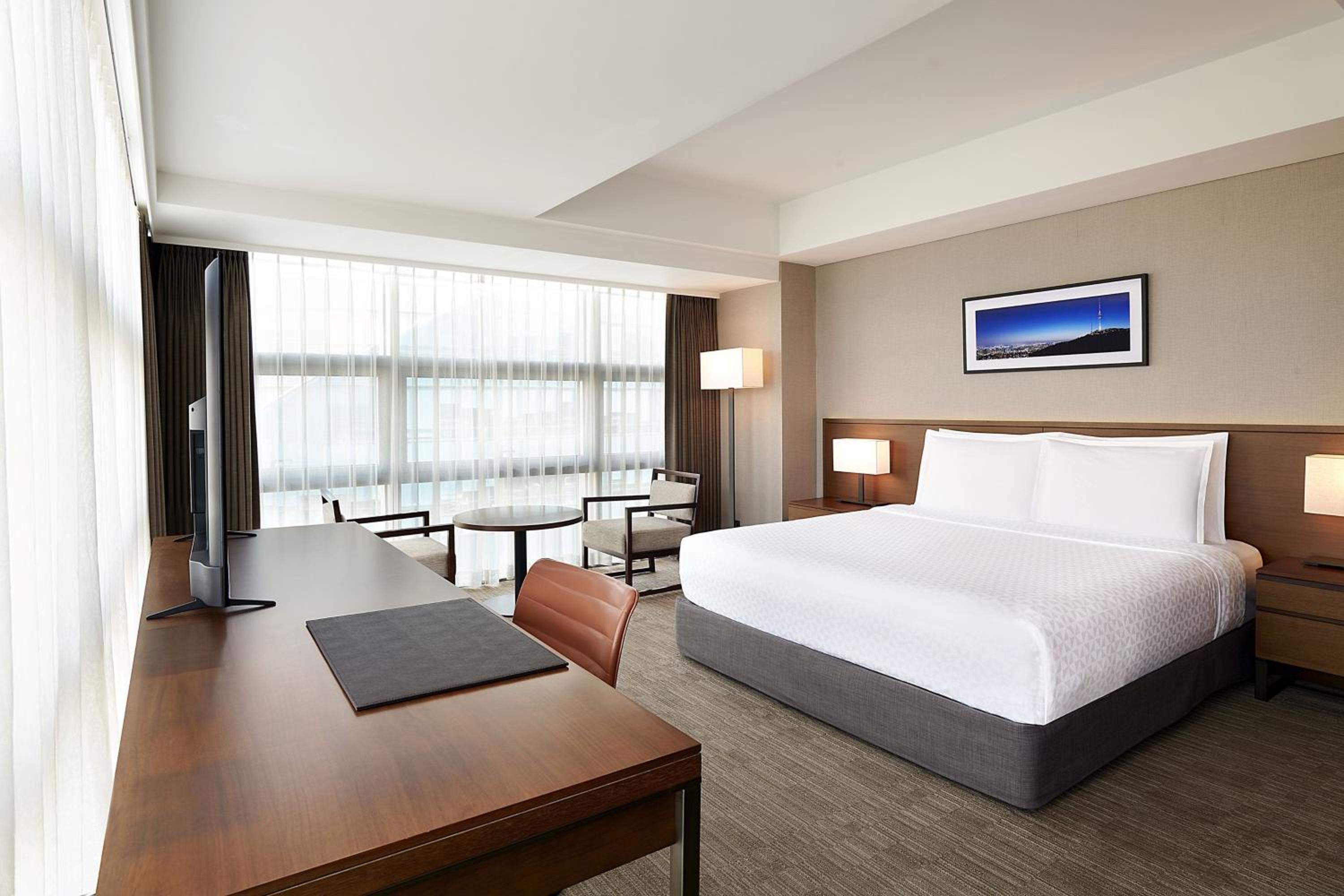 Deluxe Corner King Room with City View photo 2