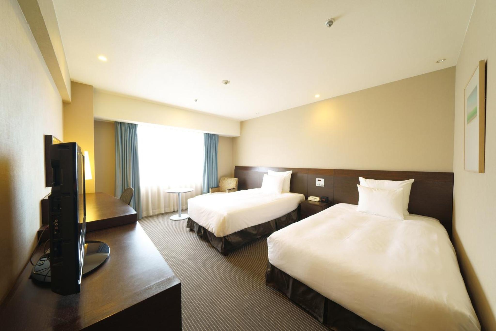 Premium Twin Room with City View - Photo 5