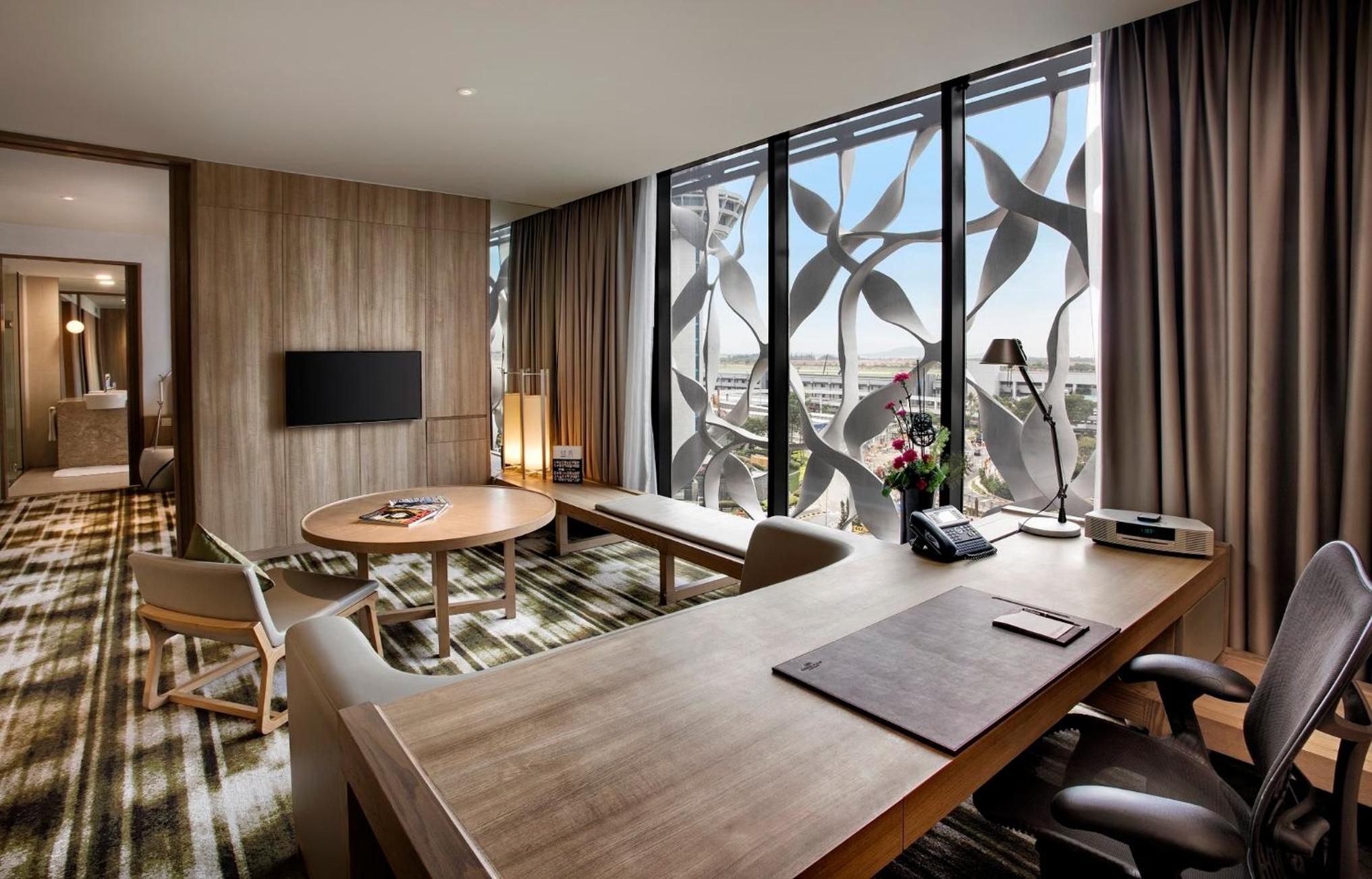 Junior King Suite – Lounge Access Junior King Suite – Lounge Access
