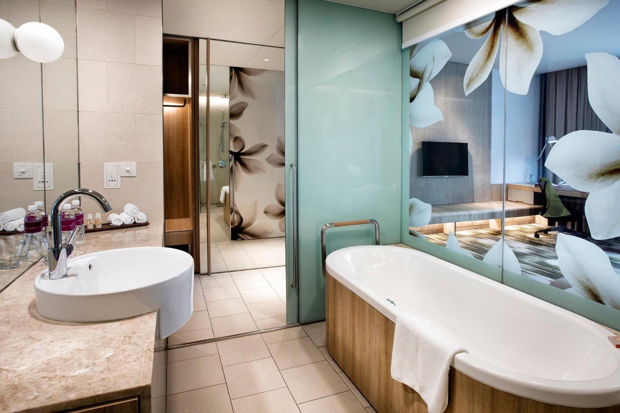 Standard King Room with Pool View photo 3