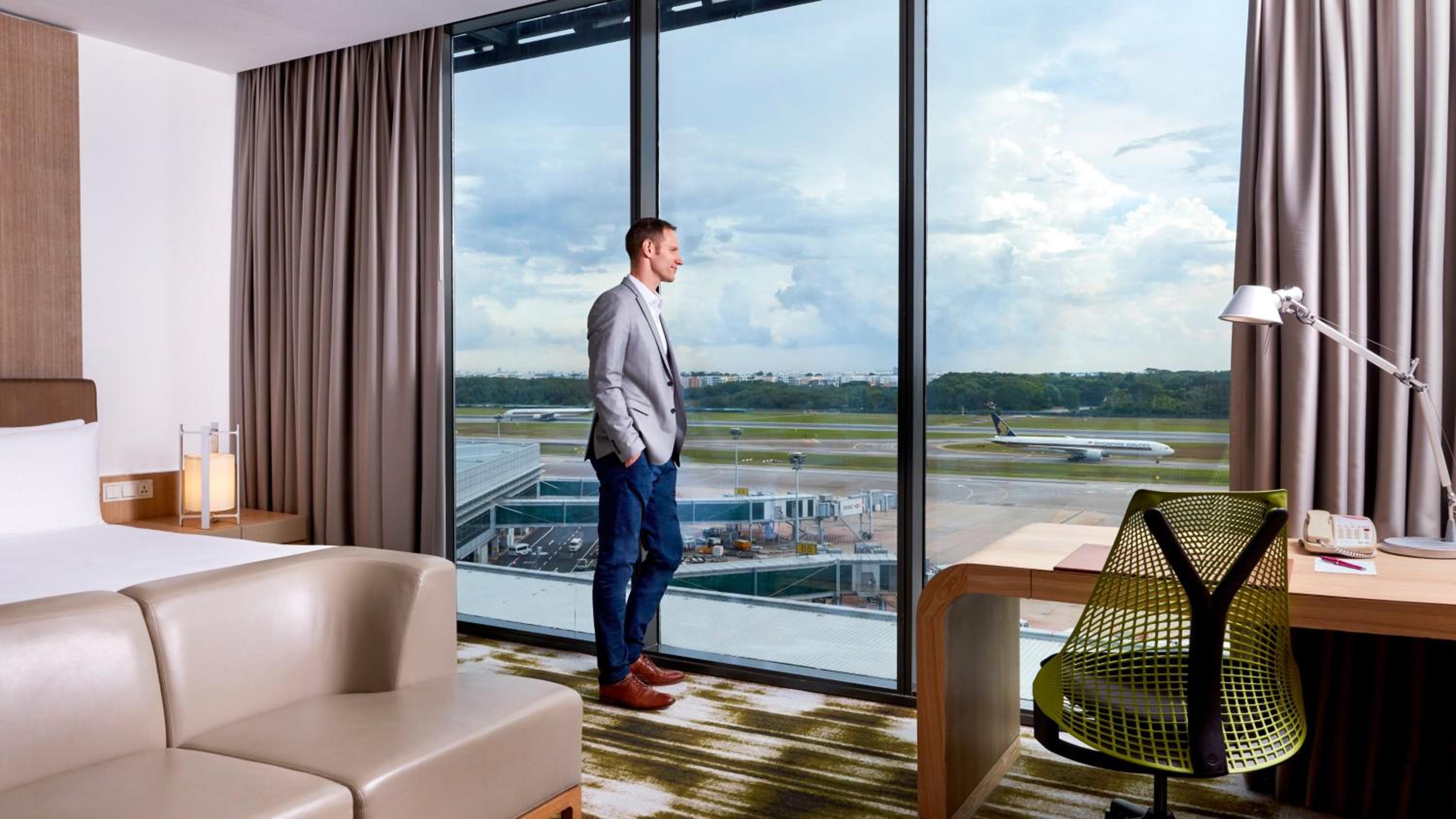 1 King Bed Standard Runway View photo 2