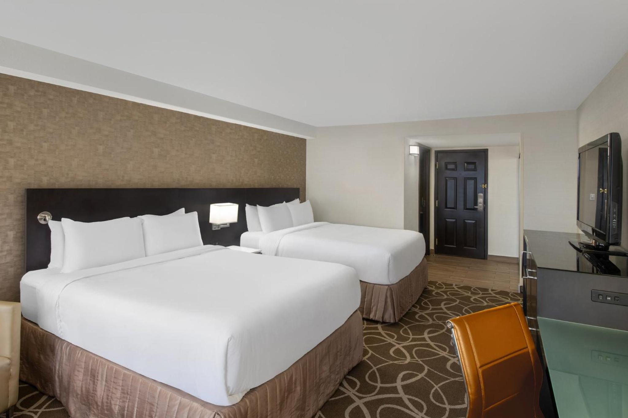 Standard Queen Room with Two Queen Beds - Photo 2