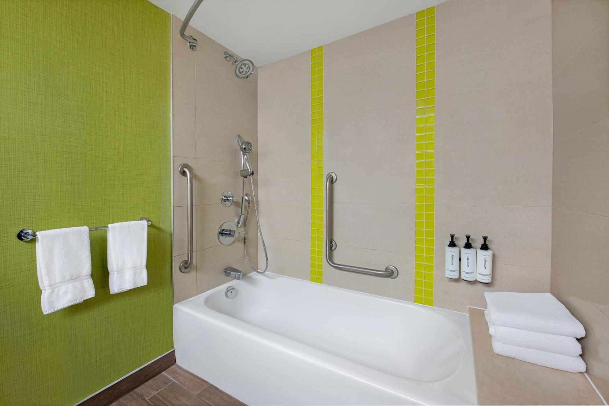 King Room - Mobility Access Tub/Non-Smoking - Photo 7