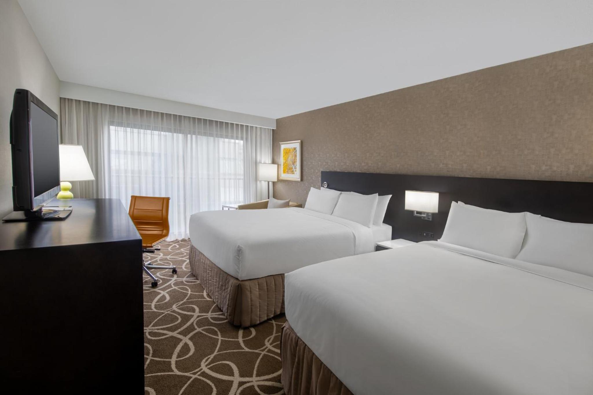 Standard Queen Room with Two Queen Beds - Photo 3