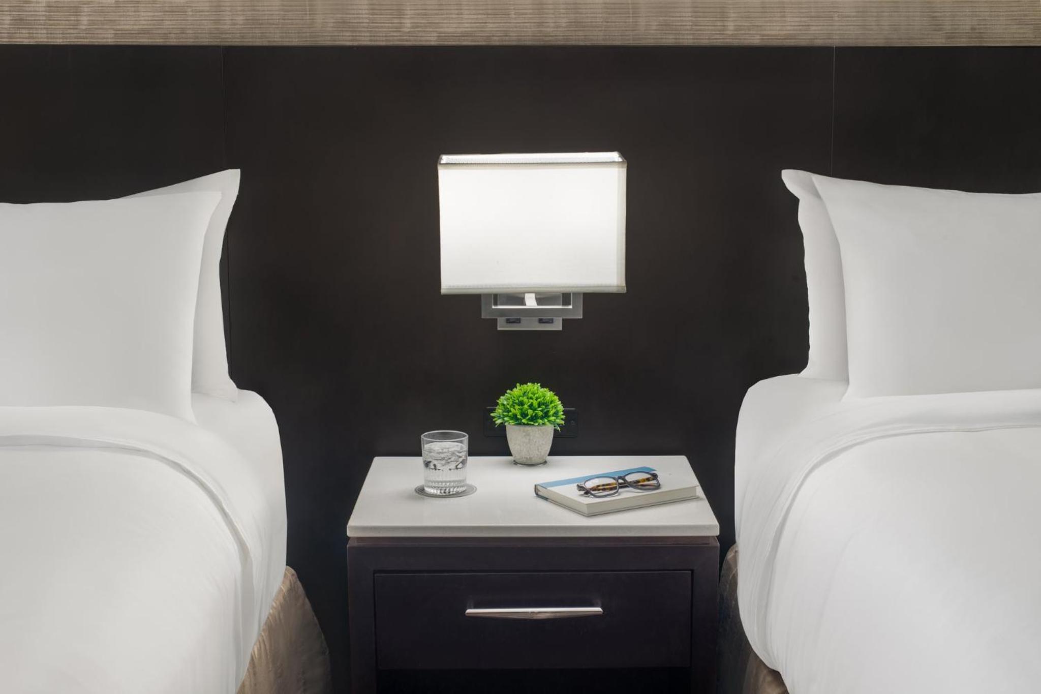 Standard Queen Room with Two Queen Beds - Photo 6