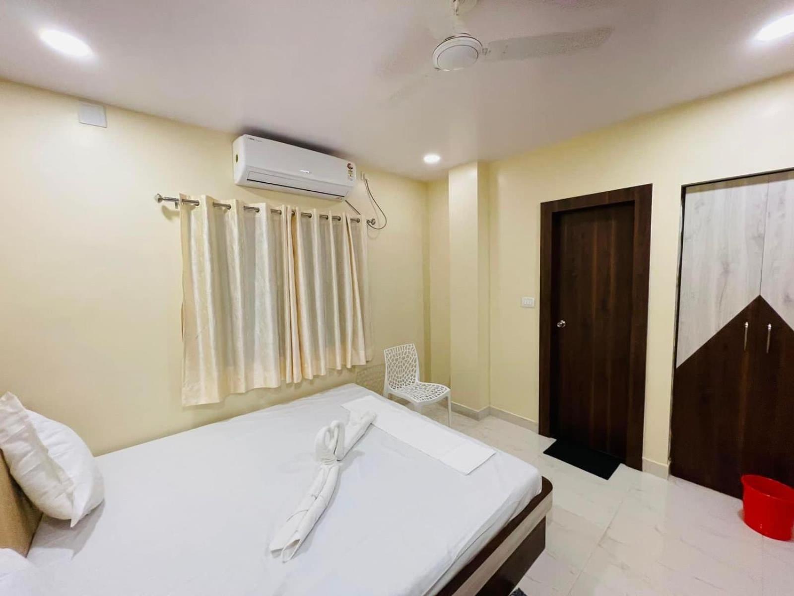 Deluxe Double Room (2 Adults + 1 Child) photo 2