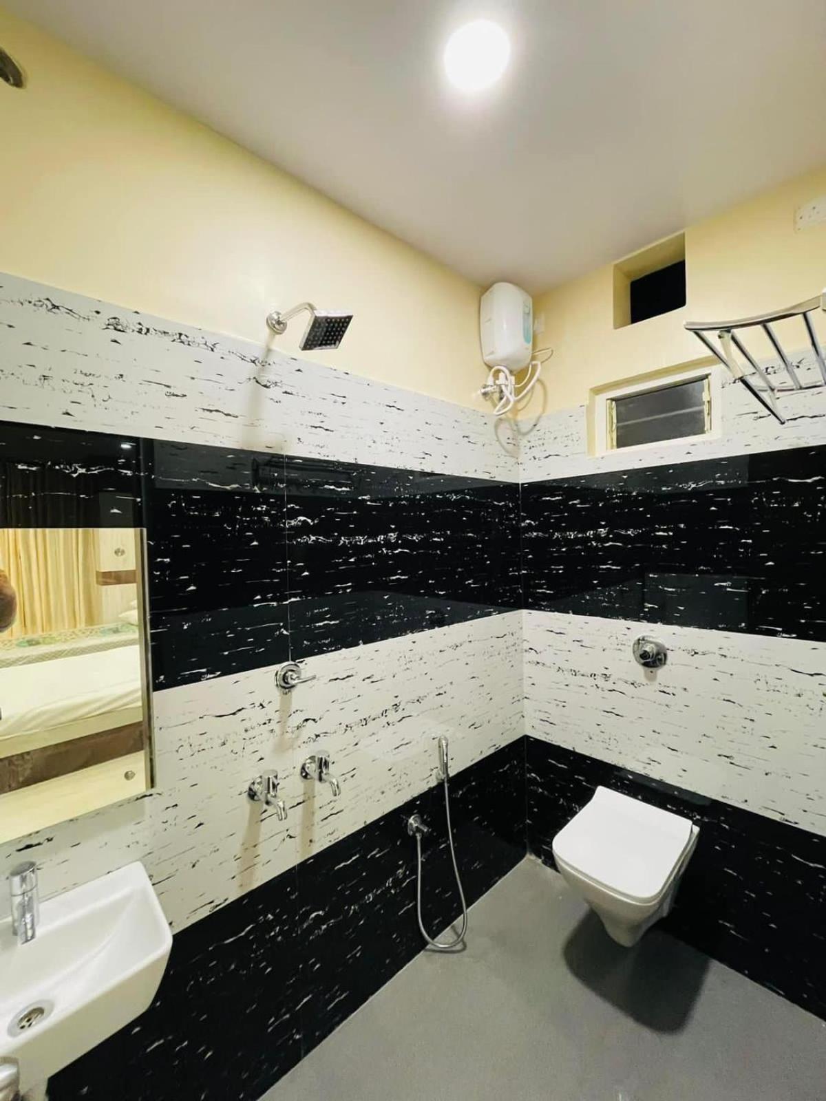 Deluxe Double Room (2 Adults + 1 Child) photo 3