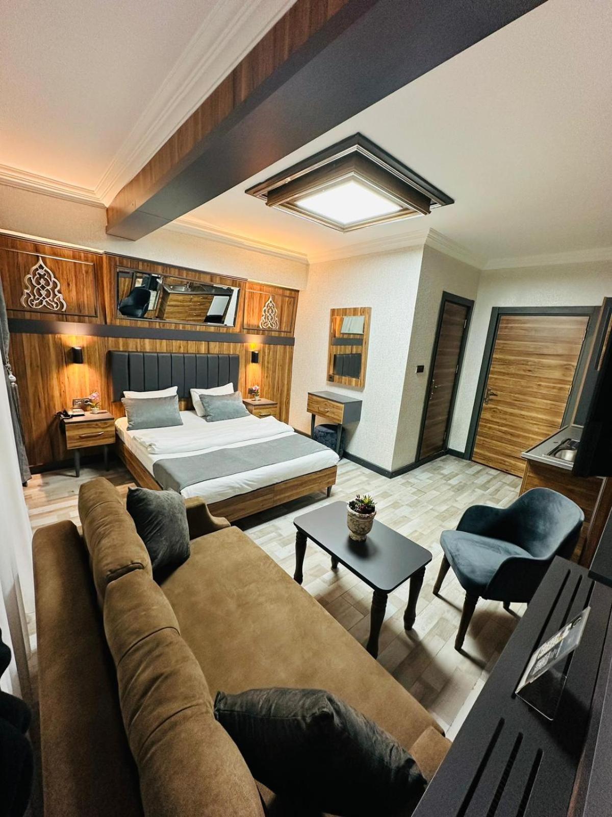 Deluxe Double Room (2 Adults + 1 Child) photo 1