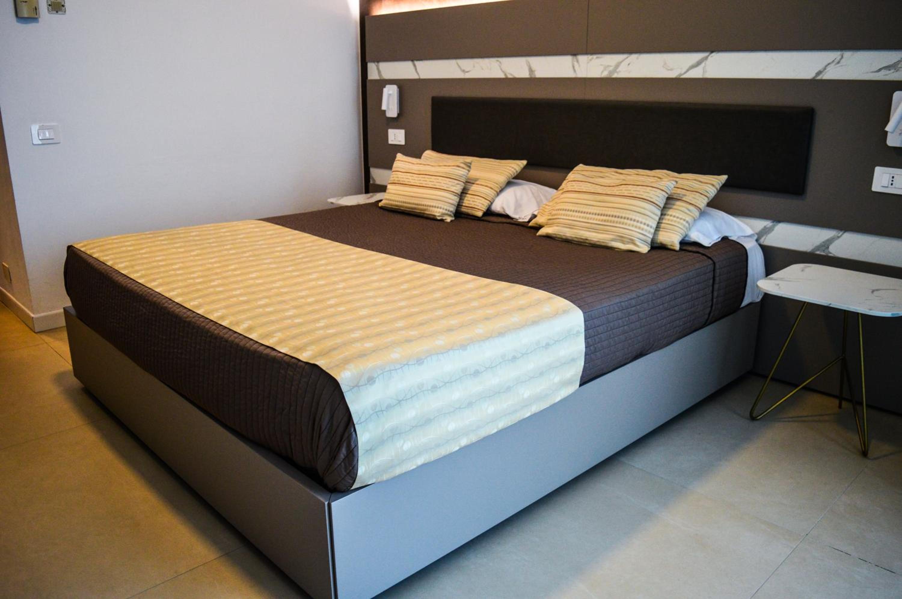 Superior Double Room with Balcony - Photo 8