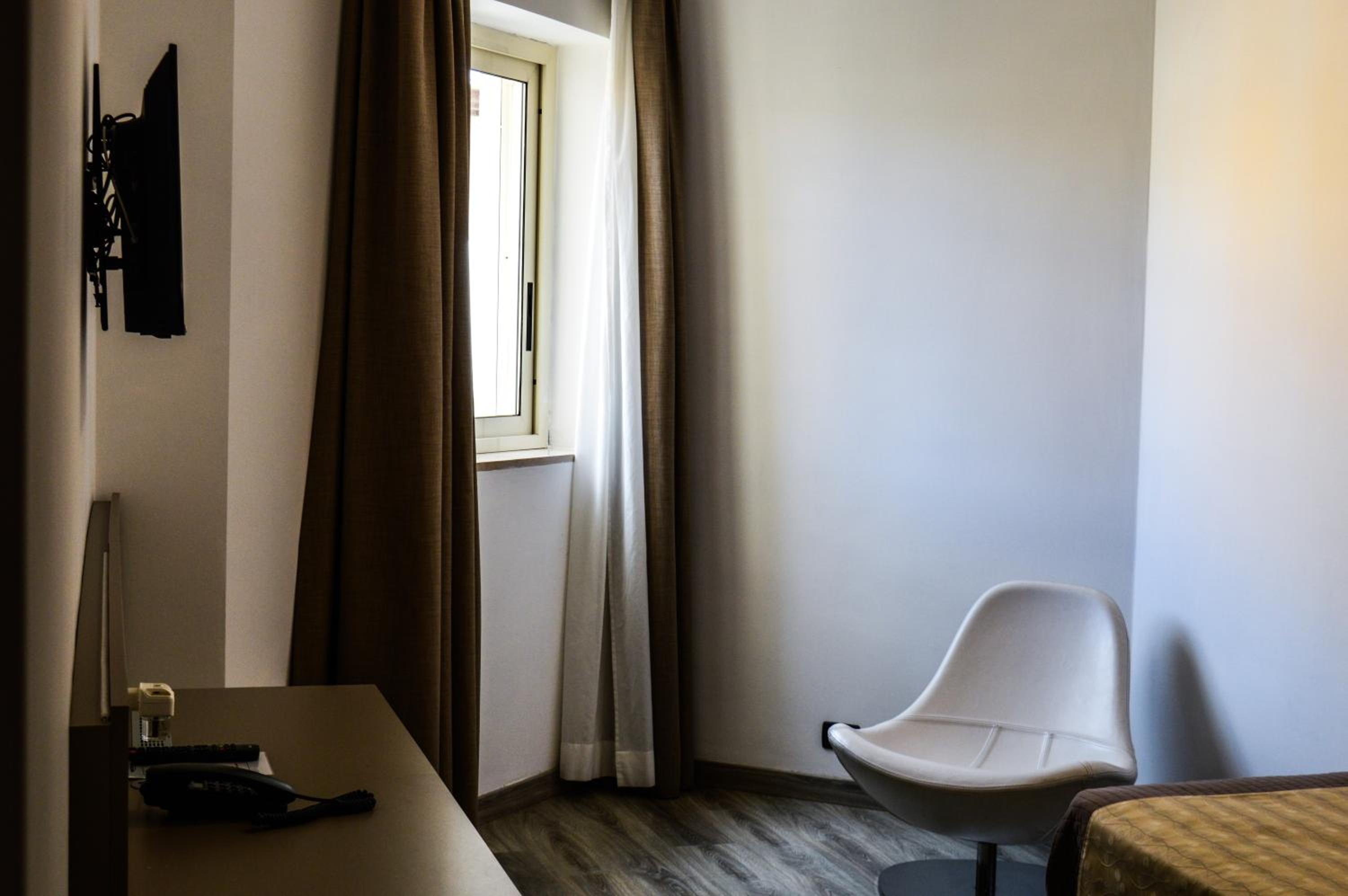 Single Room - Photo 5