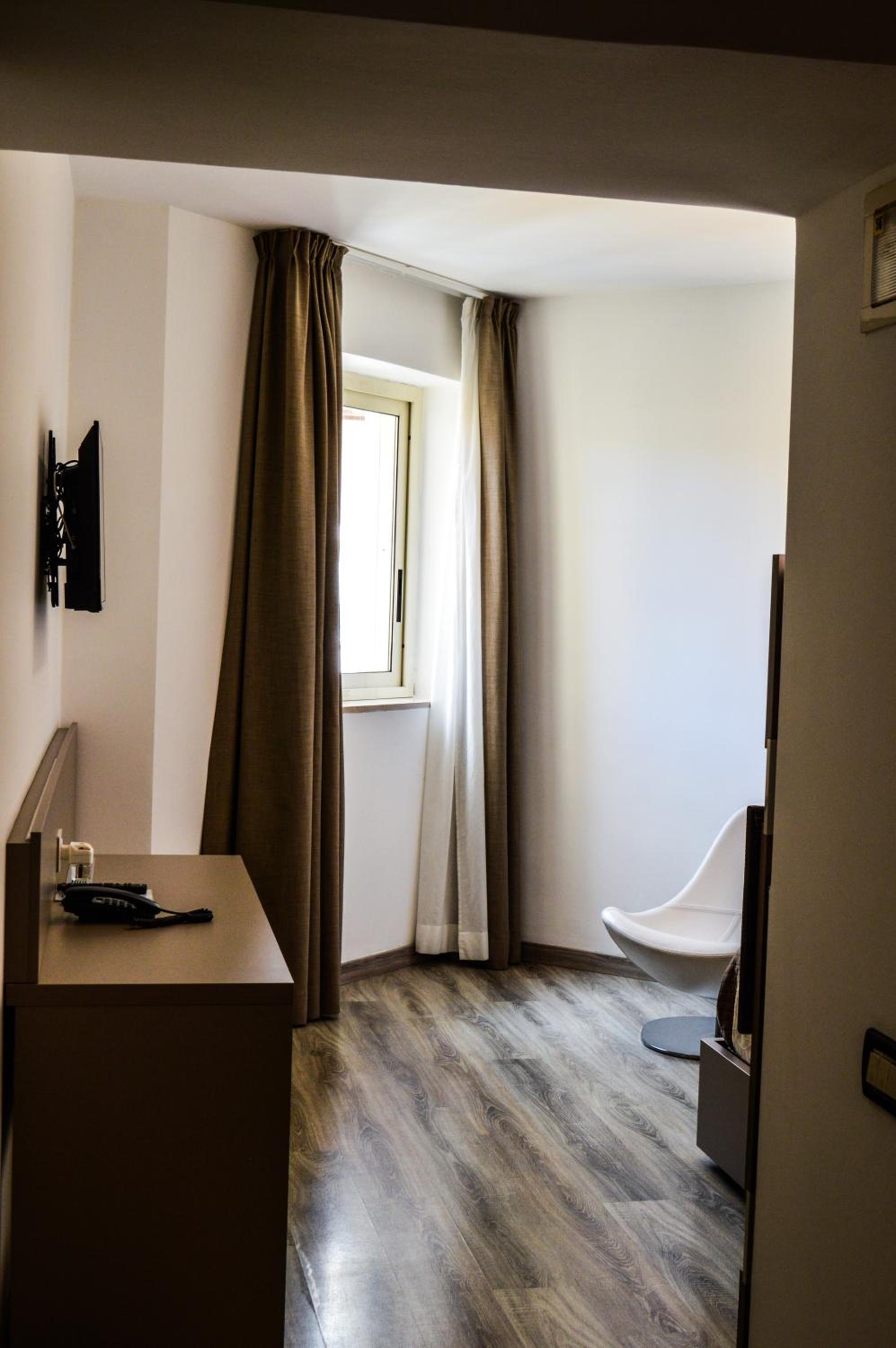 Single Room - Photo 8