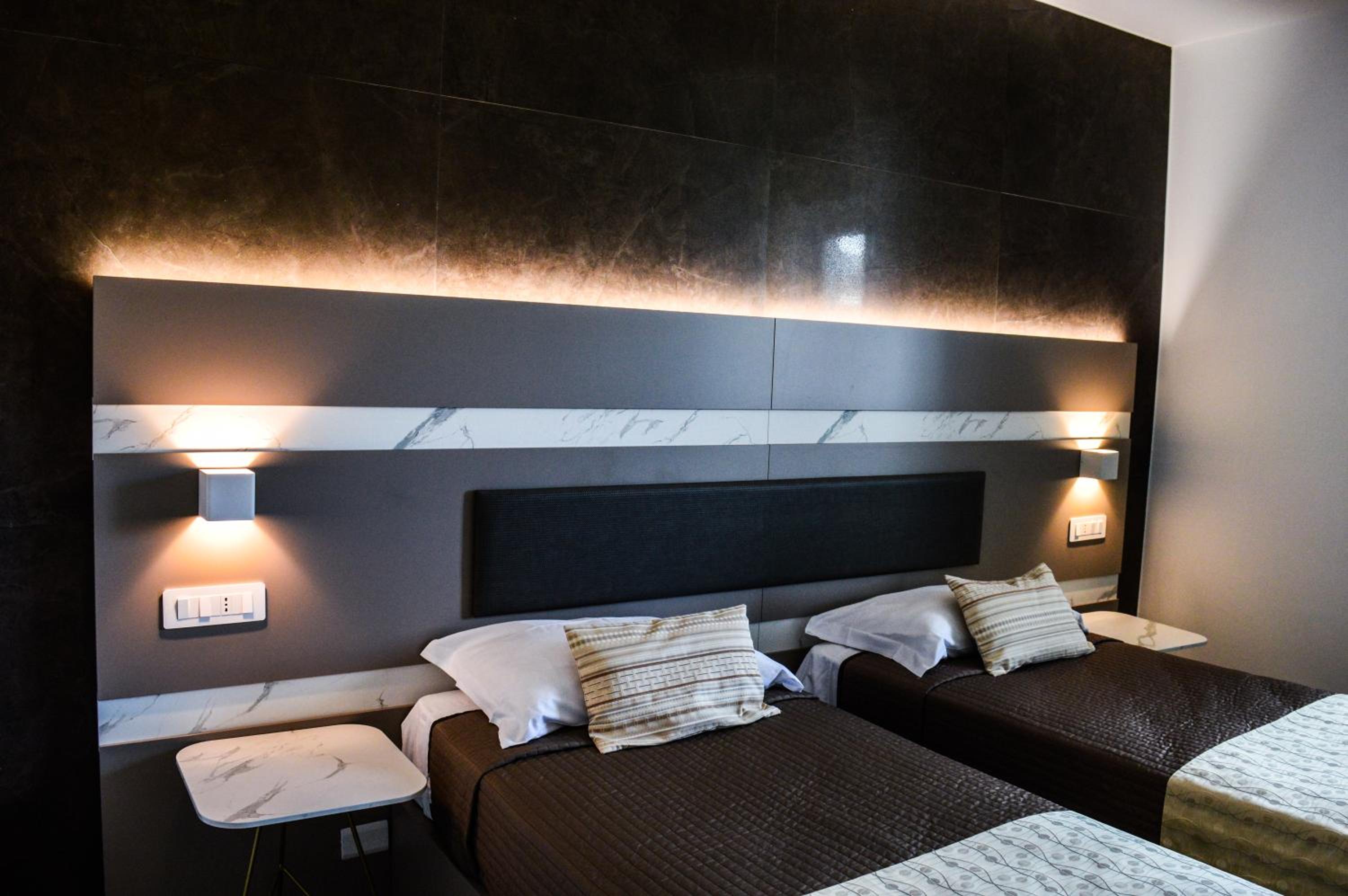 Superior Twin Room with Balcony - Photo 9