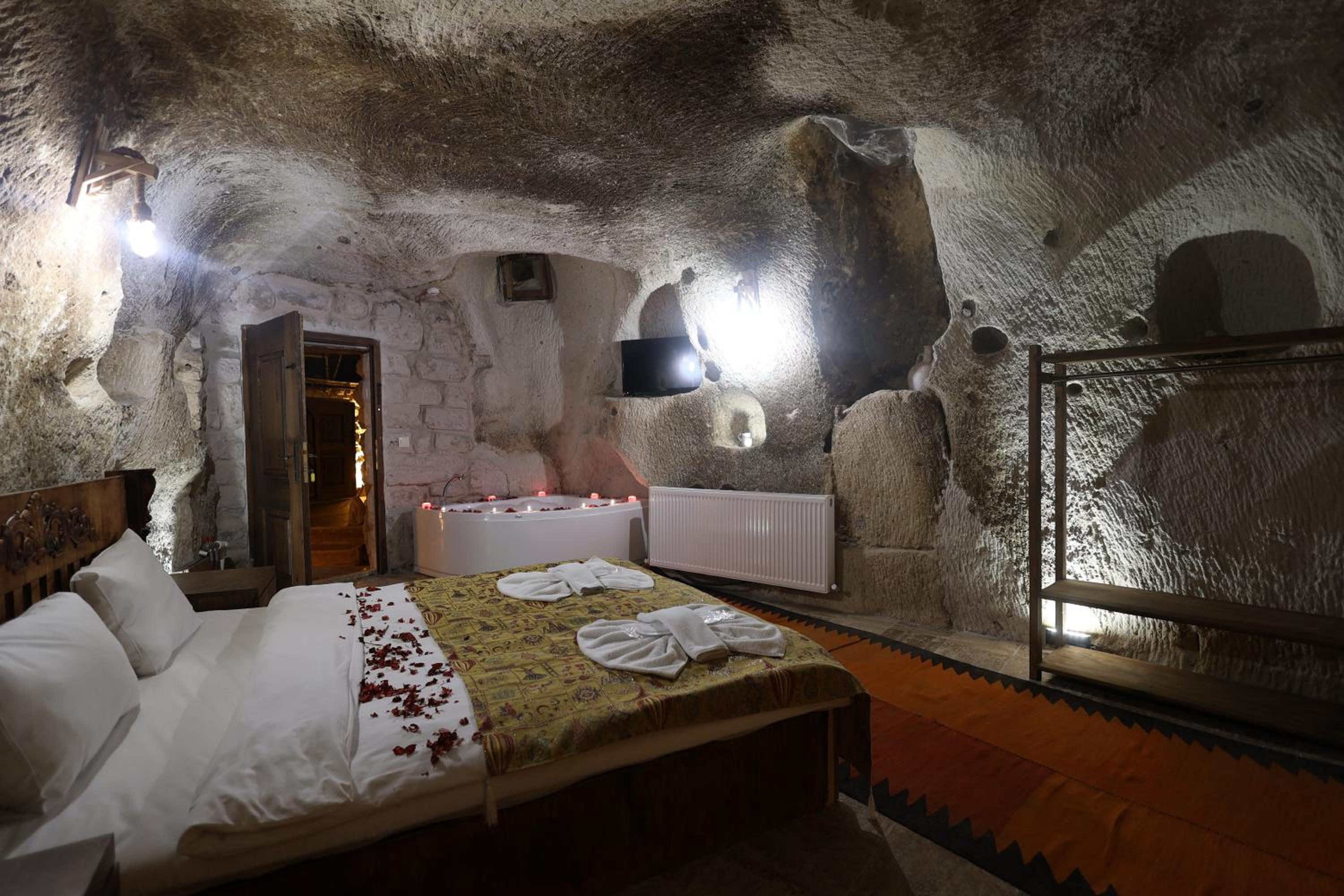 Deluxe King Suite photo 1