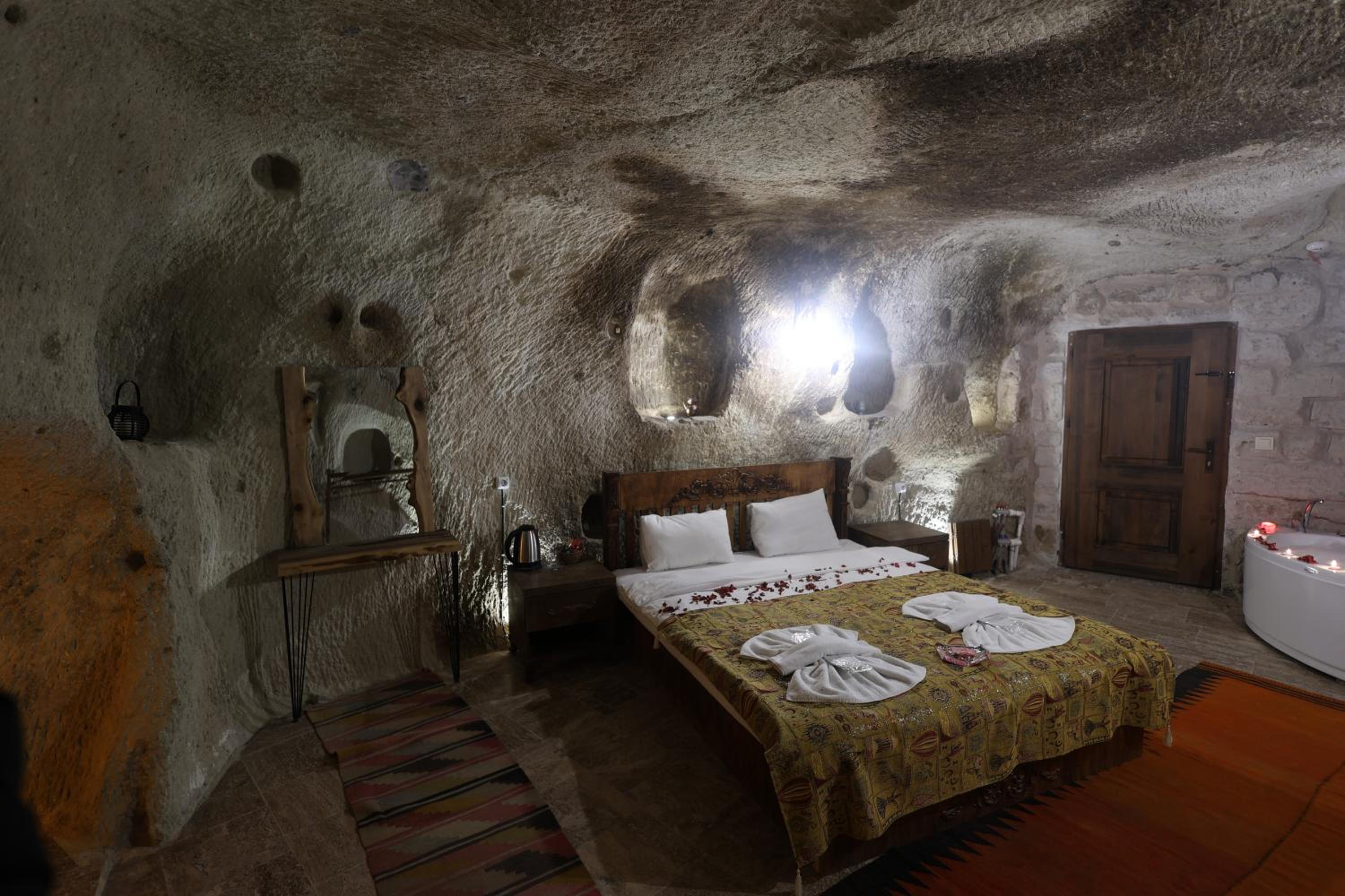 Deluxe King Suite photo 2