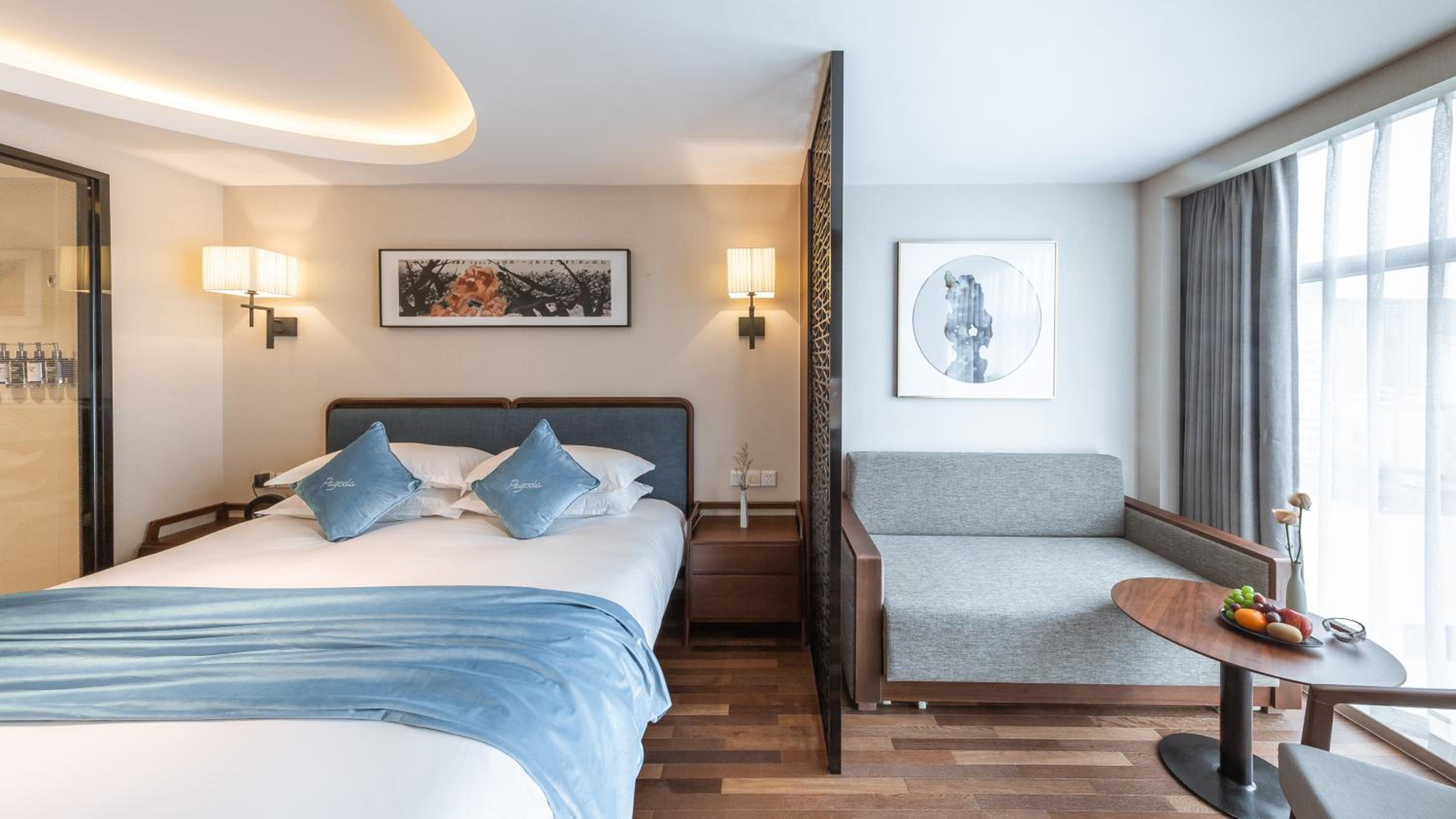 Deluxe King Room-City View