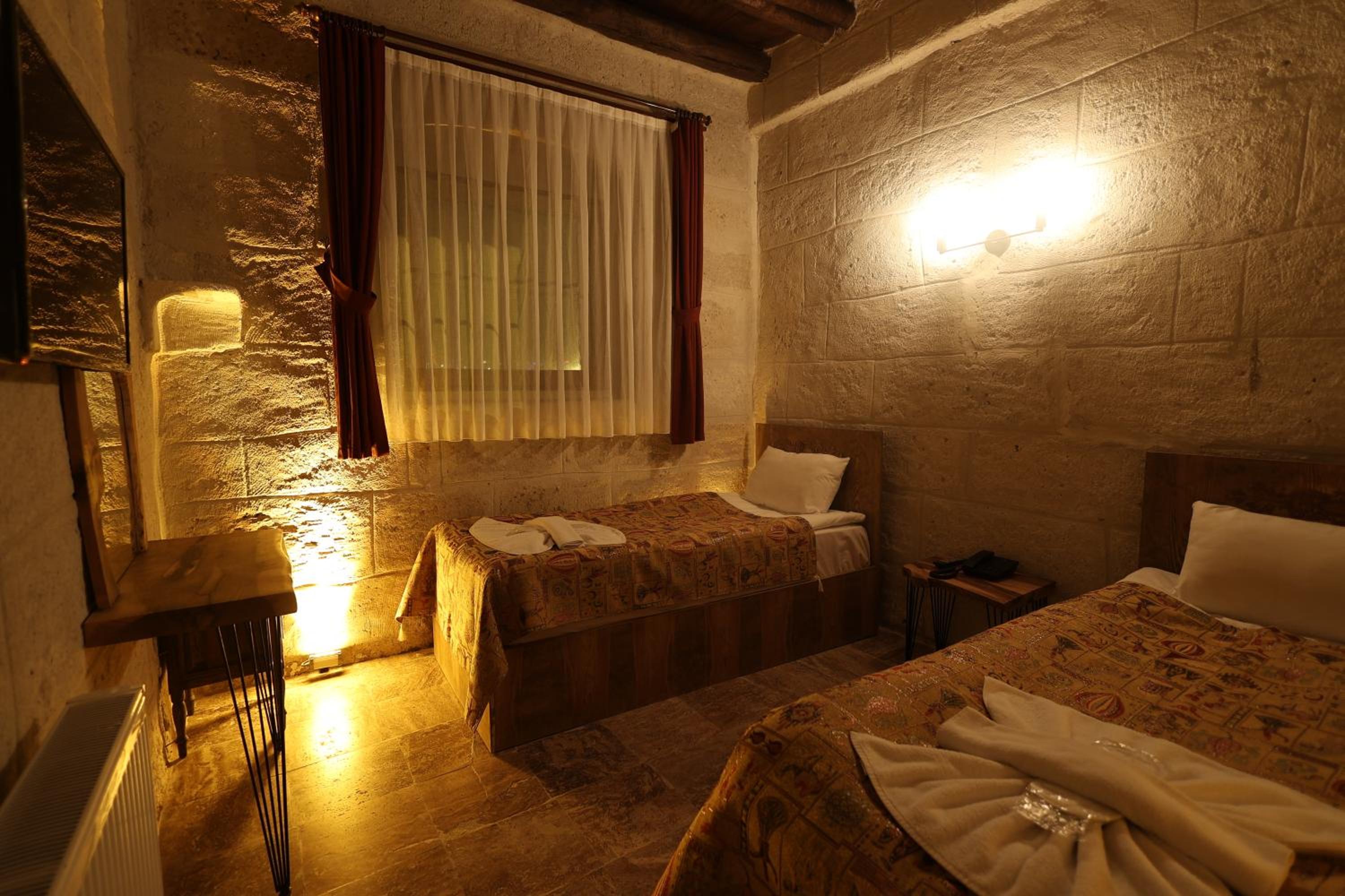 Standard Twin Room - Photo 2