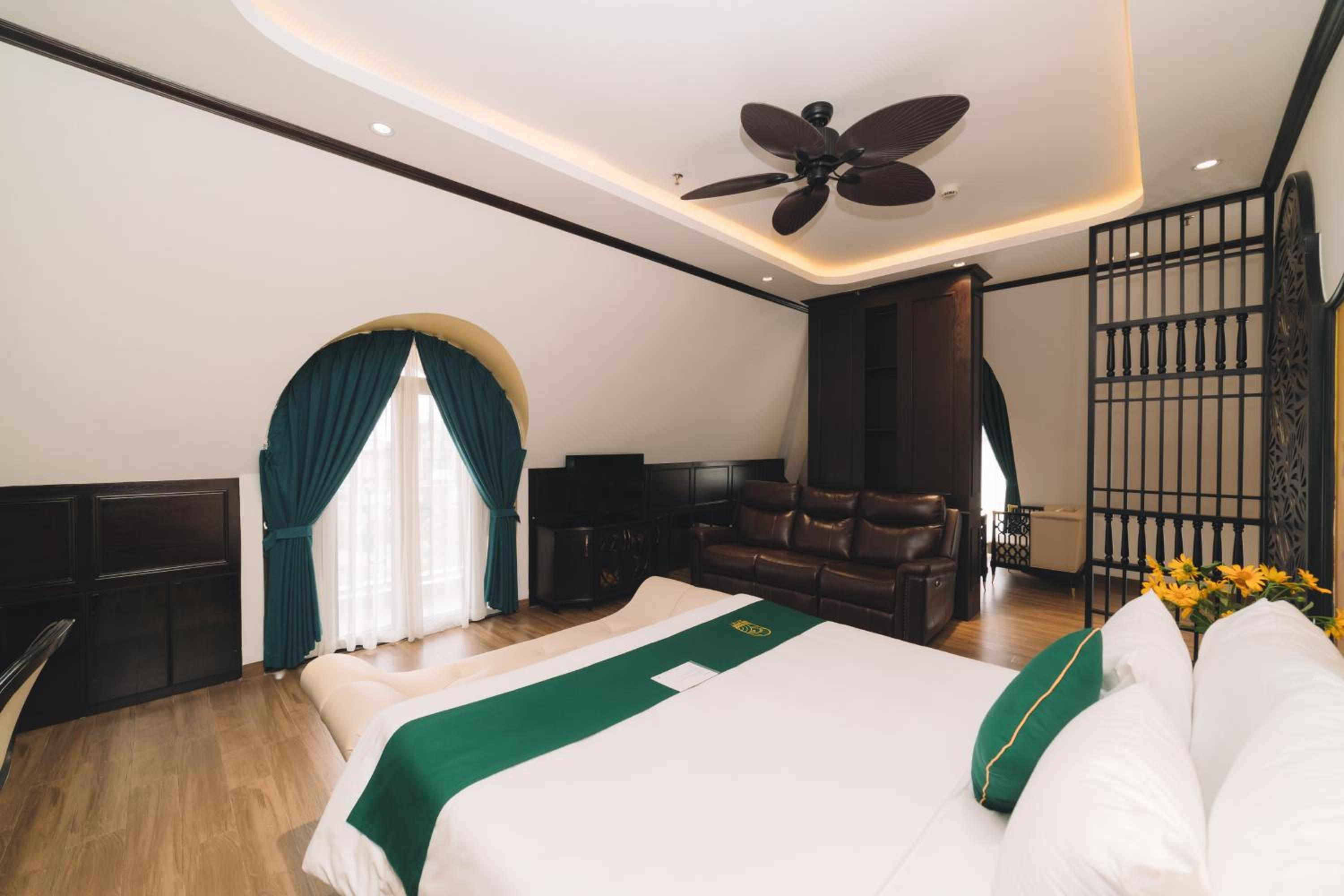 Executive Suite - Photo 11
