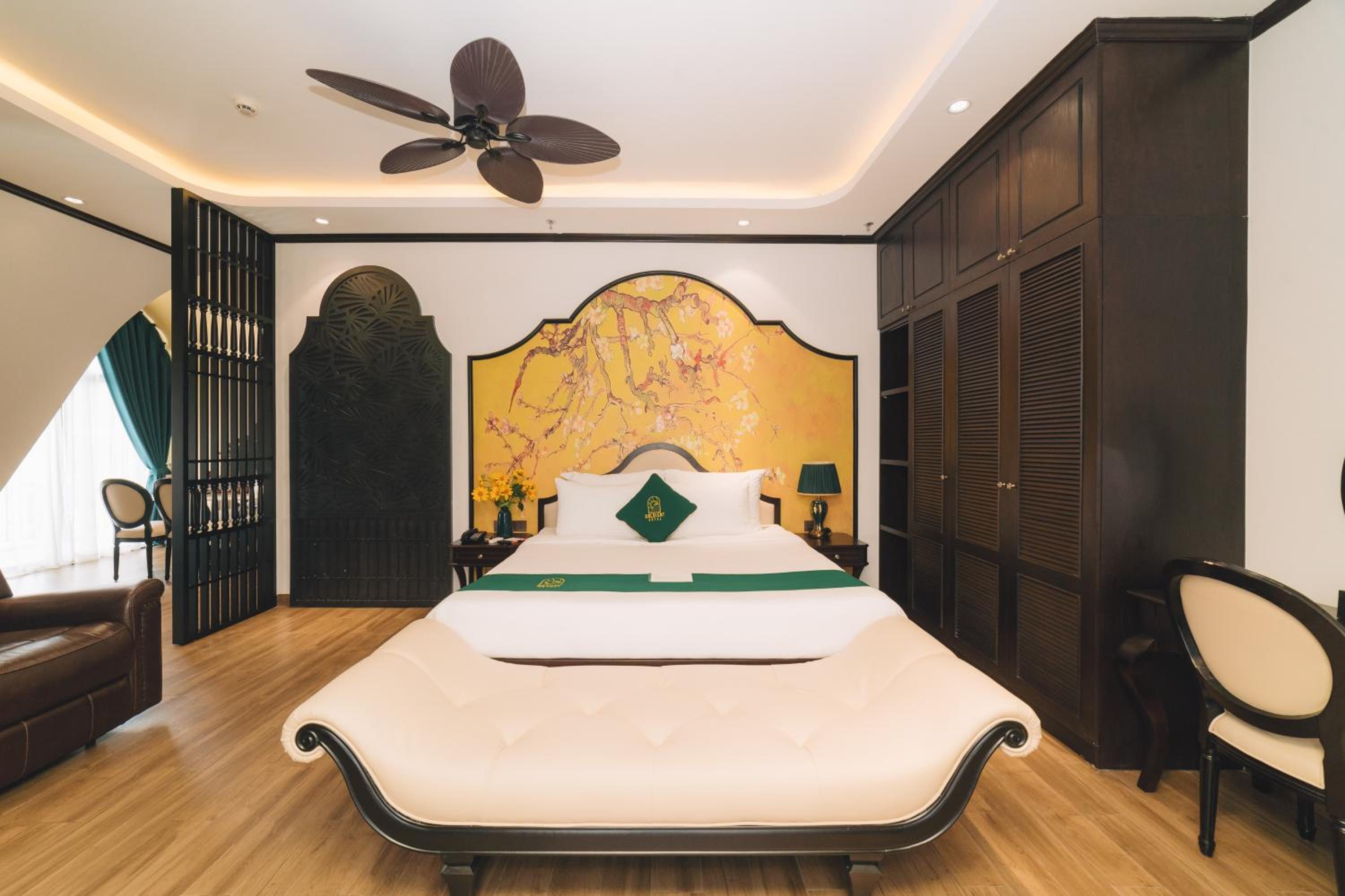 Executive Suite - Photo 8