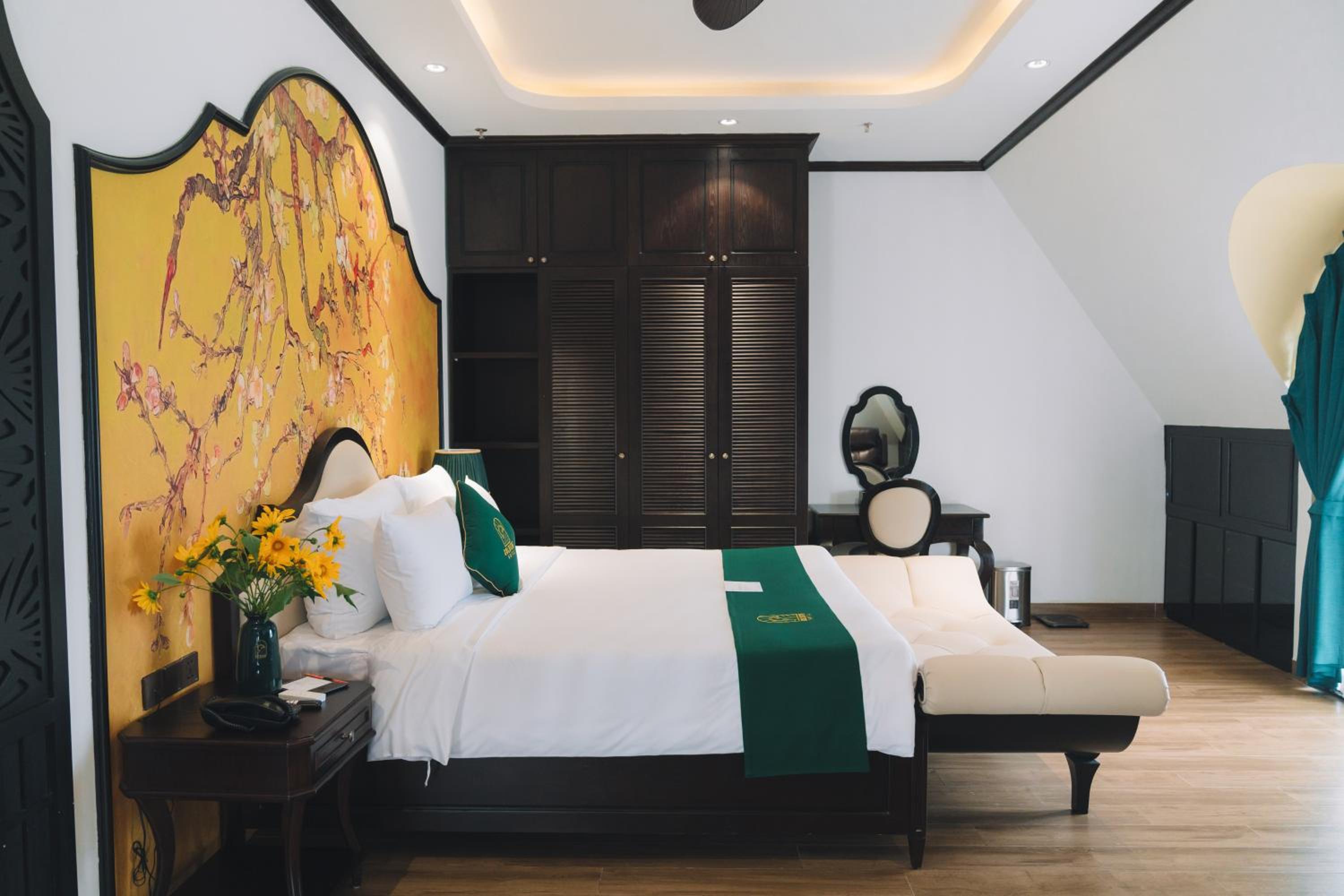Executive Suite - Photo 6
