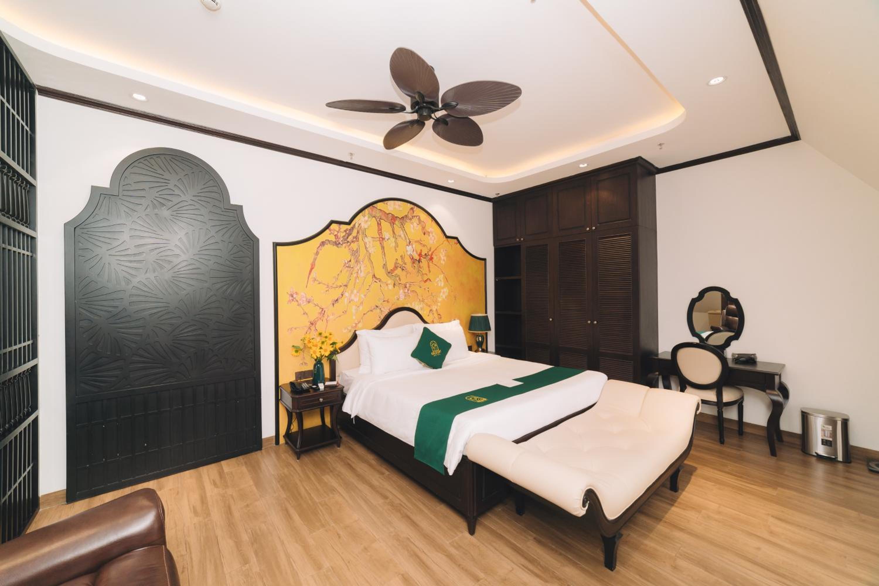 Executive Suite - Photo 10
