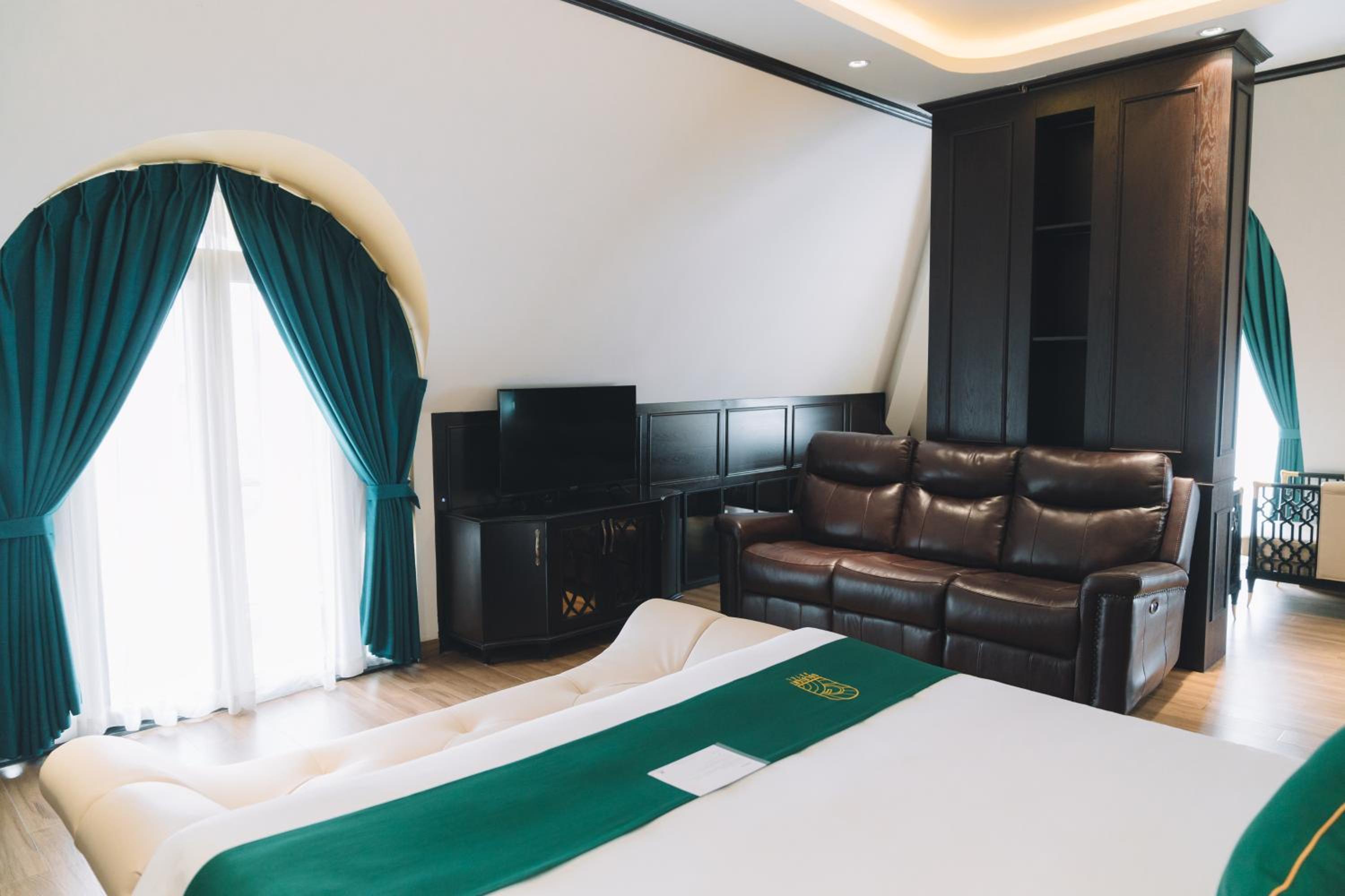 Executive Suite - Photo 9