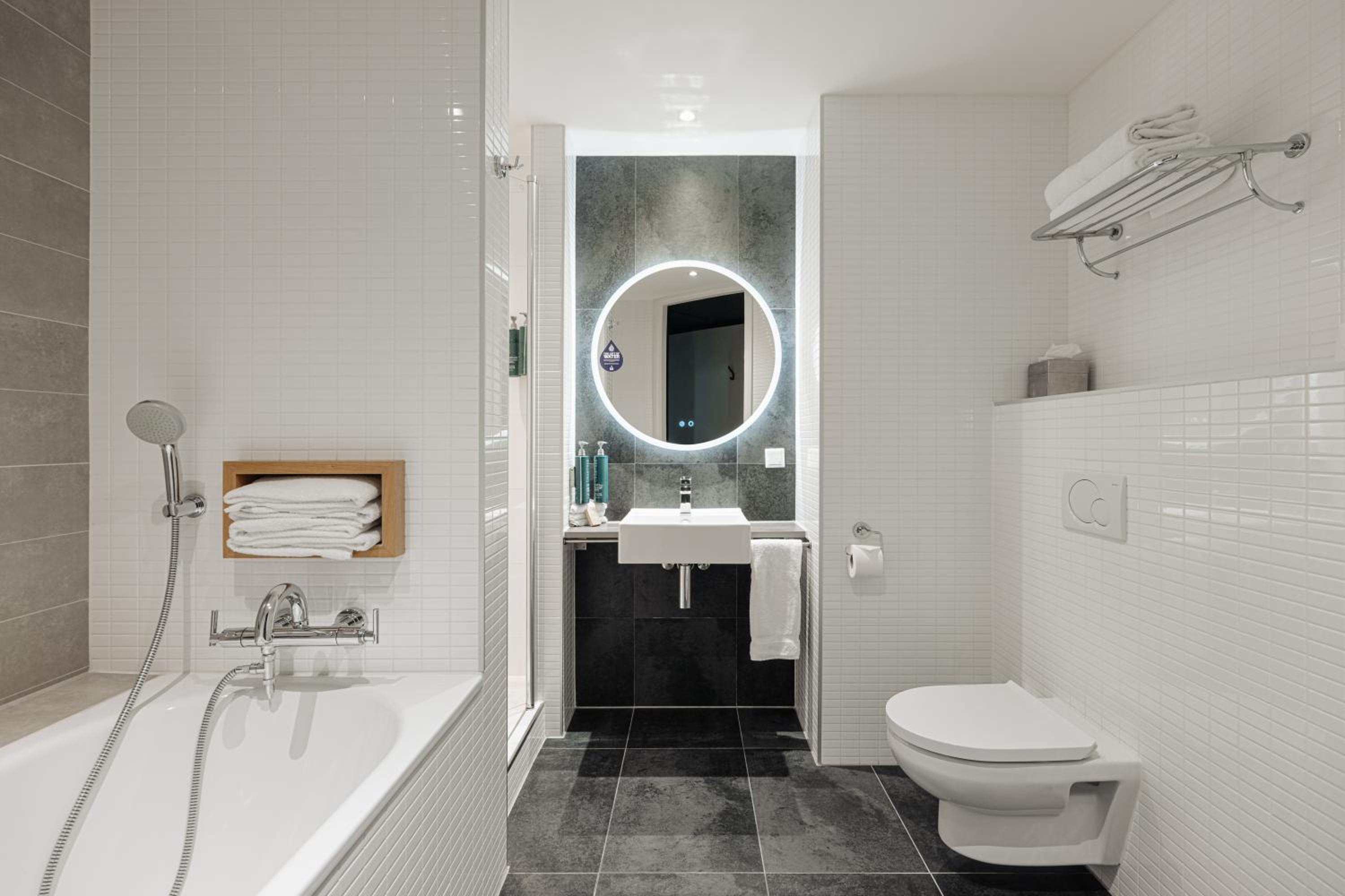 One-Bedroom Superior Suite with City View photo 3