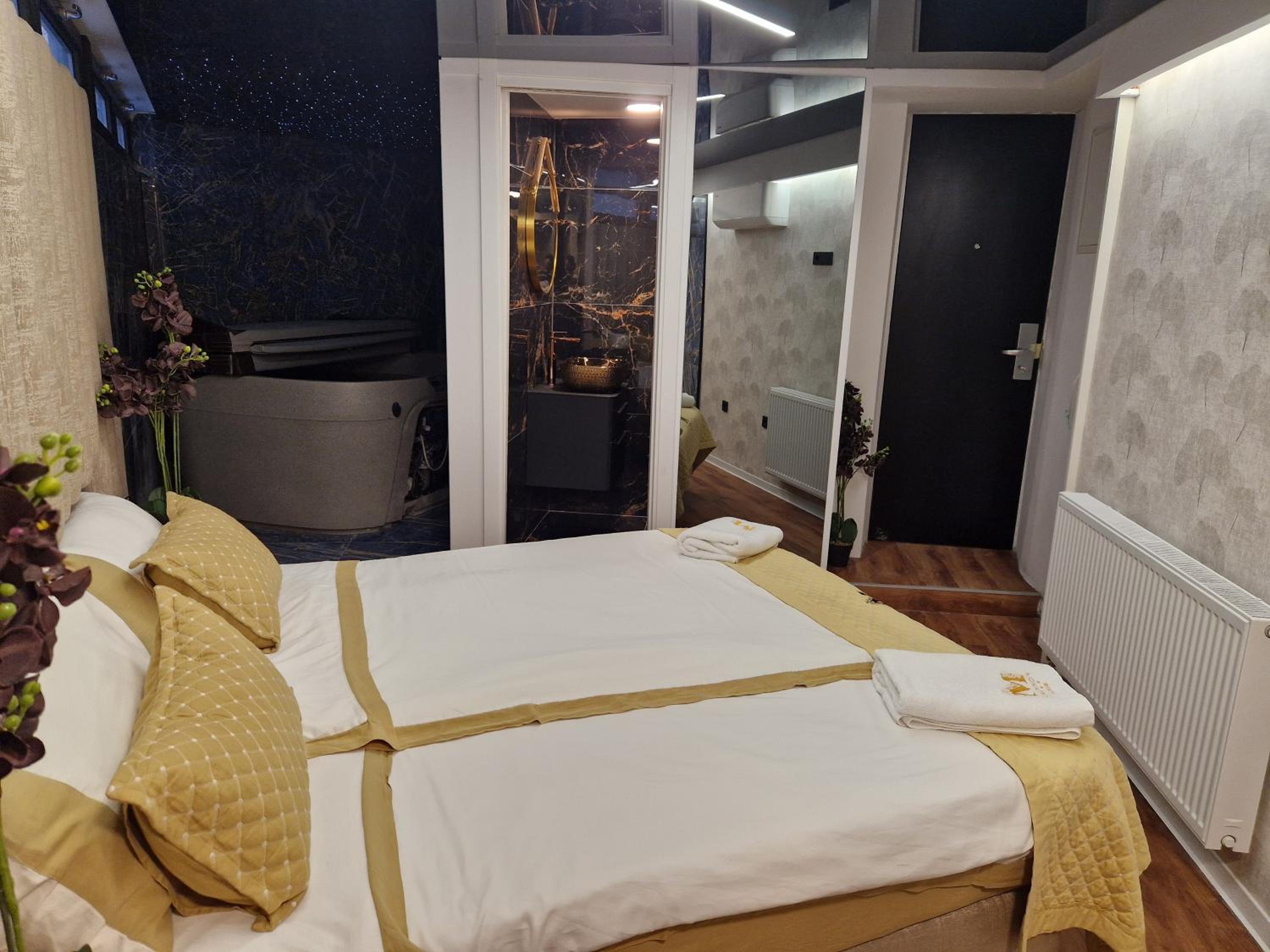 King Room with Spa Bath - Photo 2