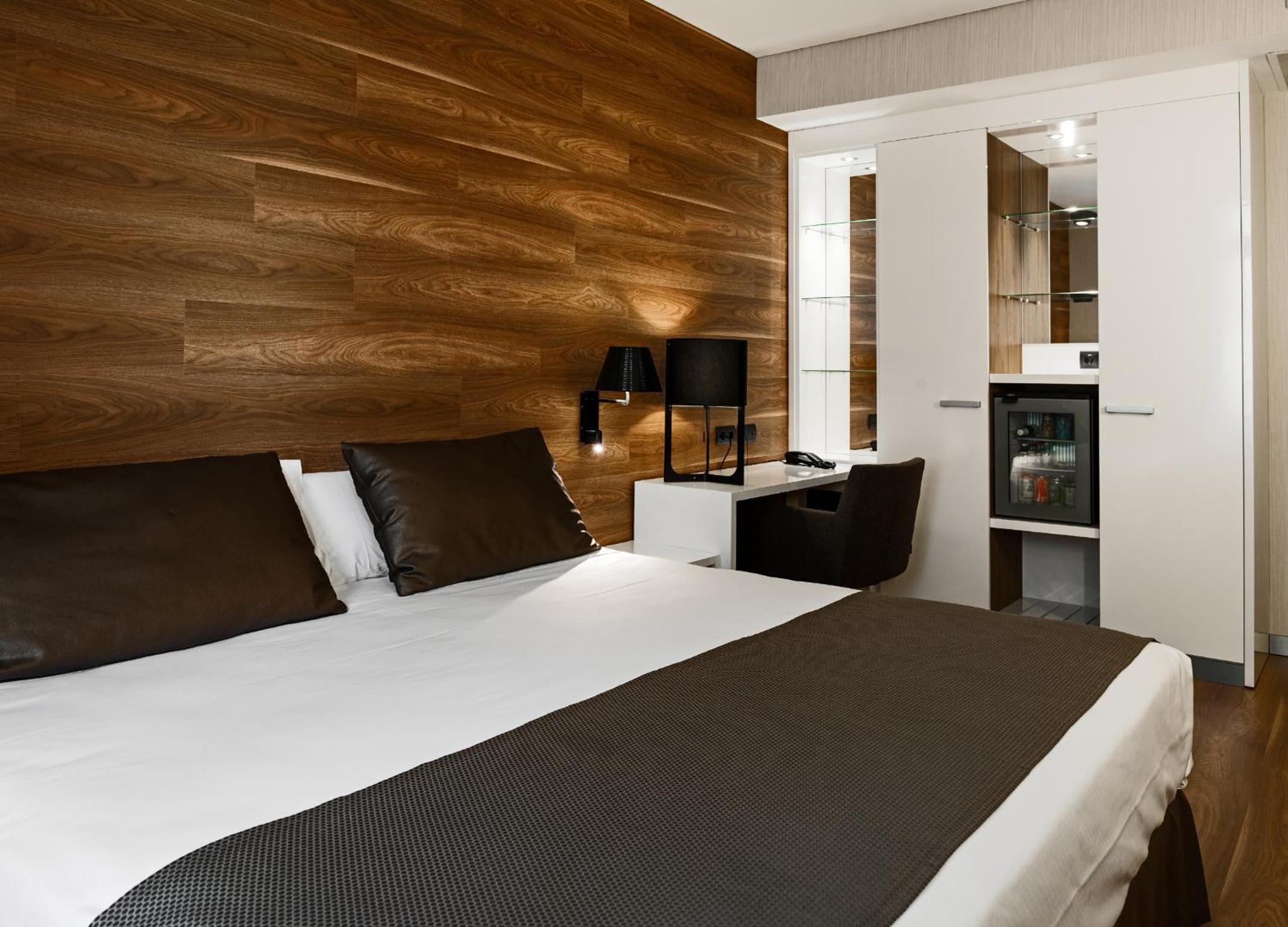 Double or Twin Room with Street View - Photo 7