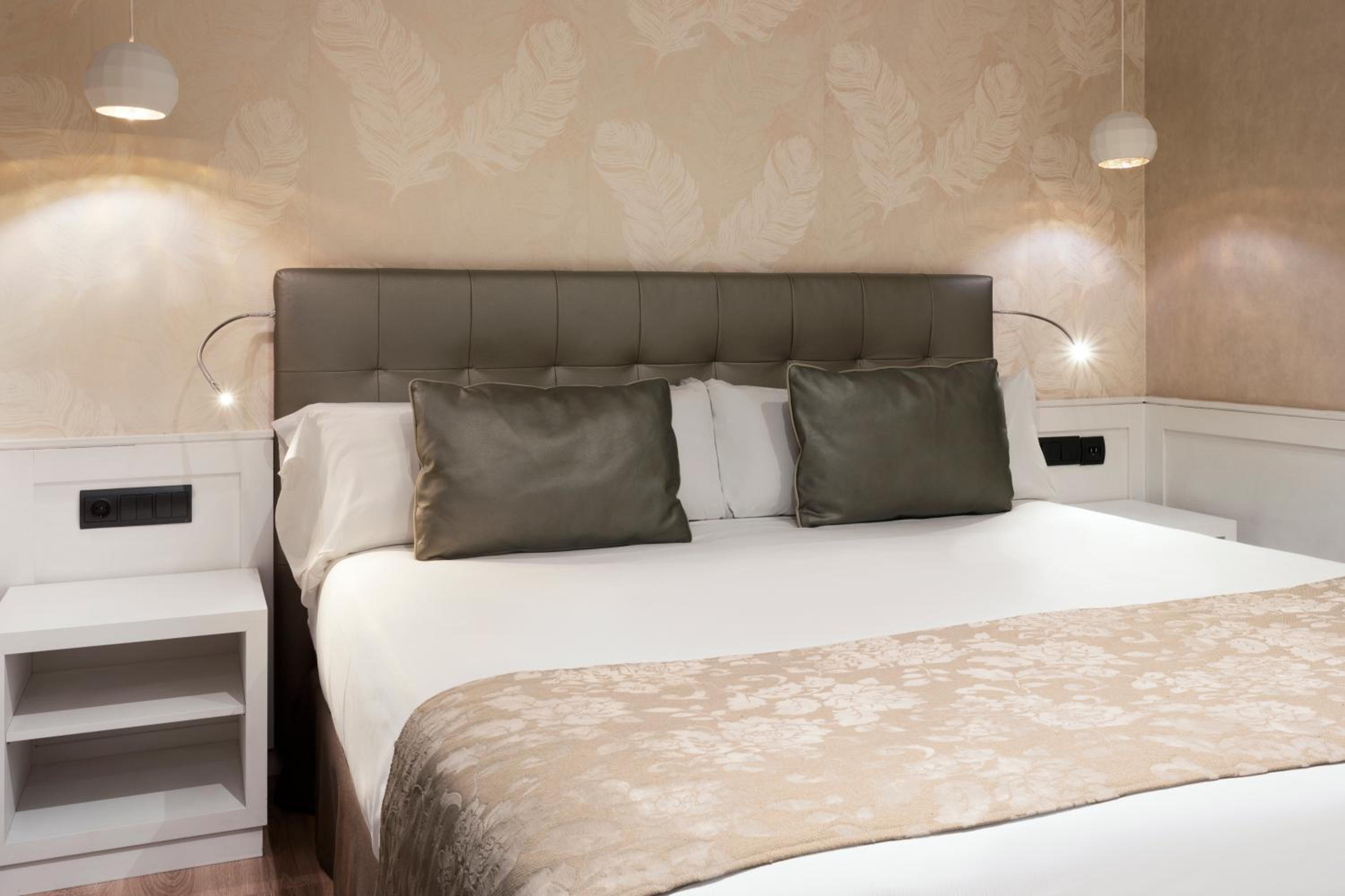Double or Twin Room with Street View - Photo 6