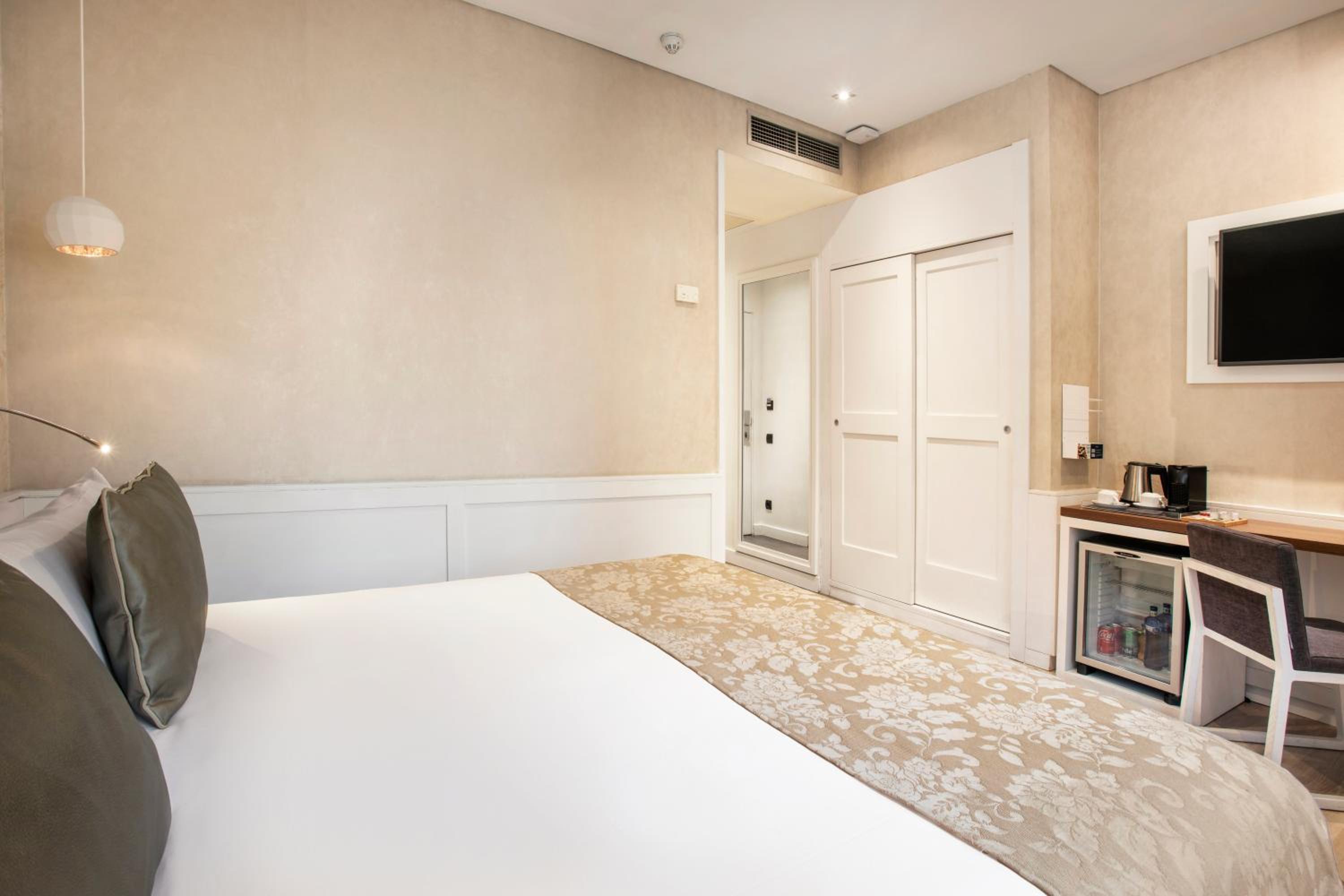 Double or Twin Room with Street View - Photo 5