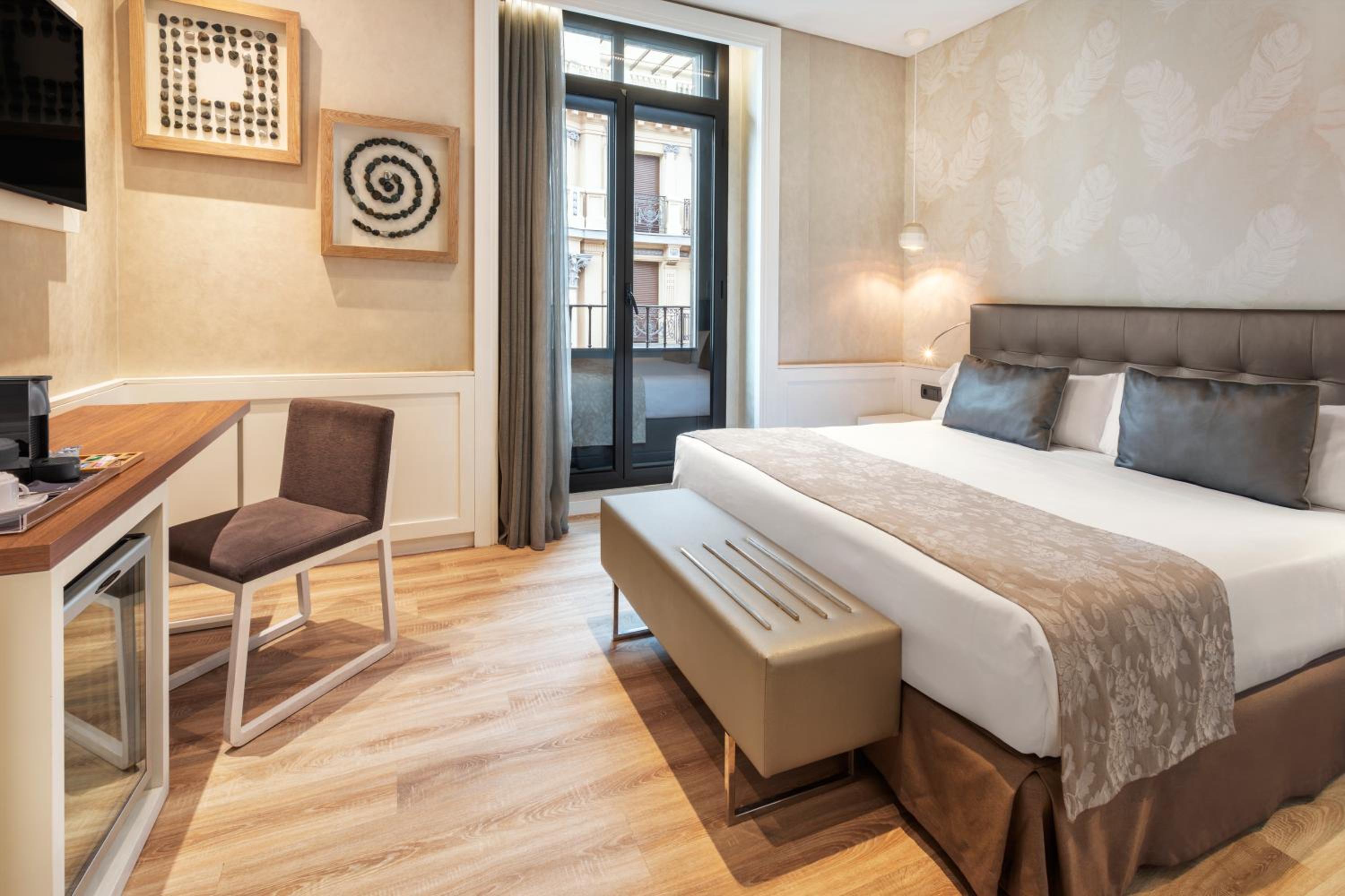 Double or Twin Room with Street View - Photo 2