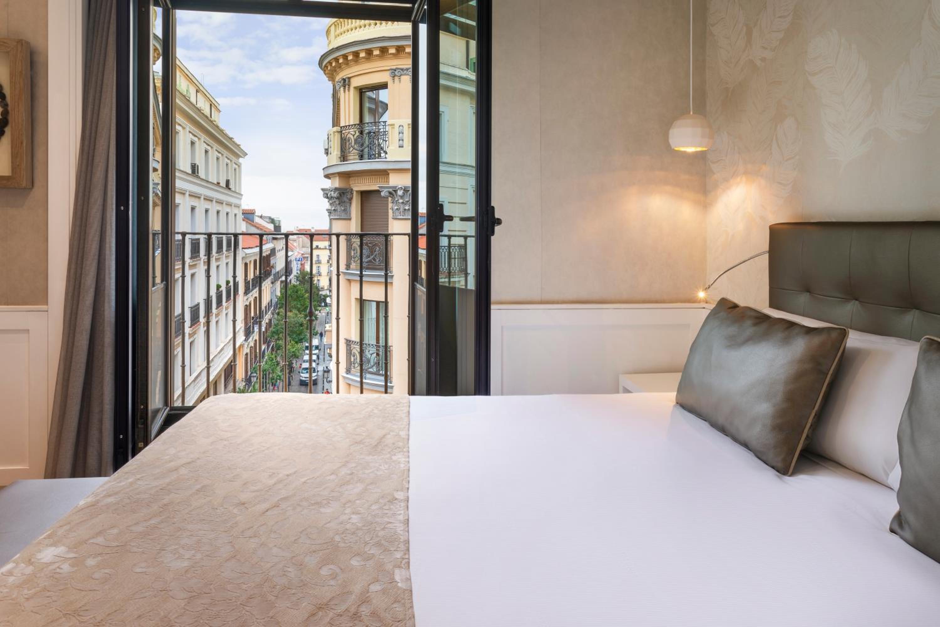 Double or Twin Room with Street View - Photo 1