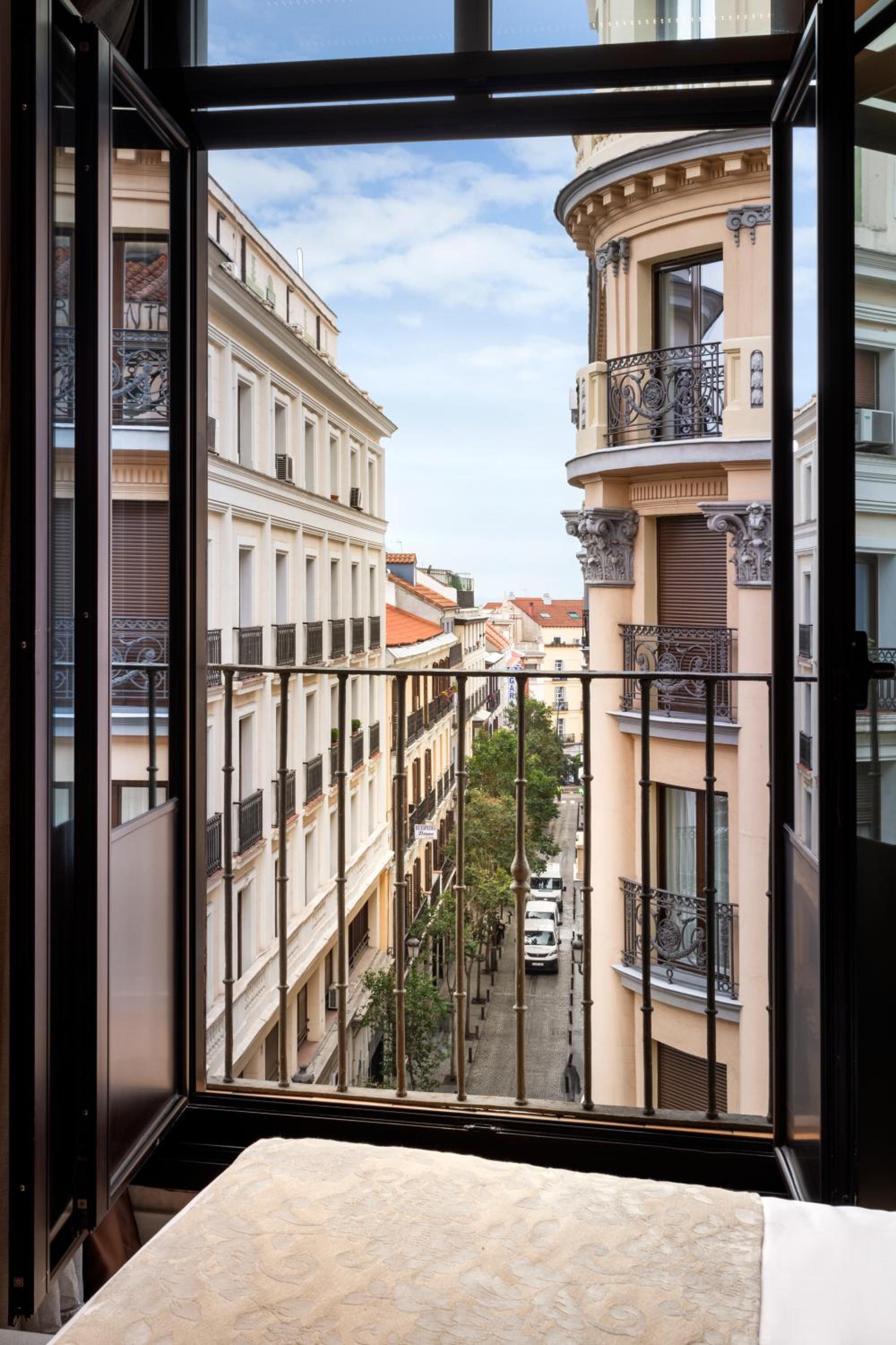 Double or Twin Room with Street View - Photo 8