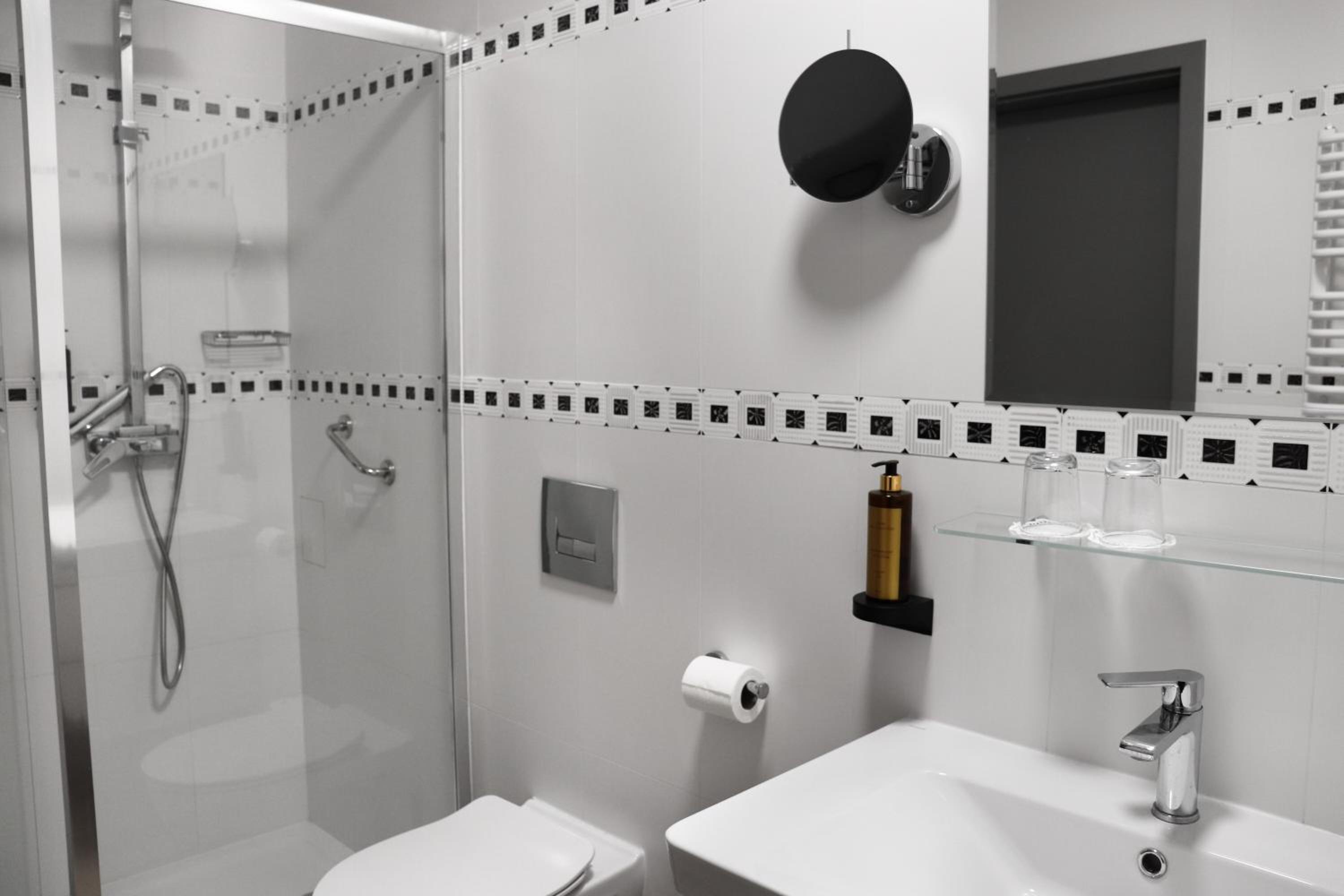 Deluxe King Room - Photo 5