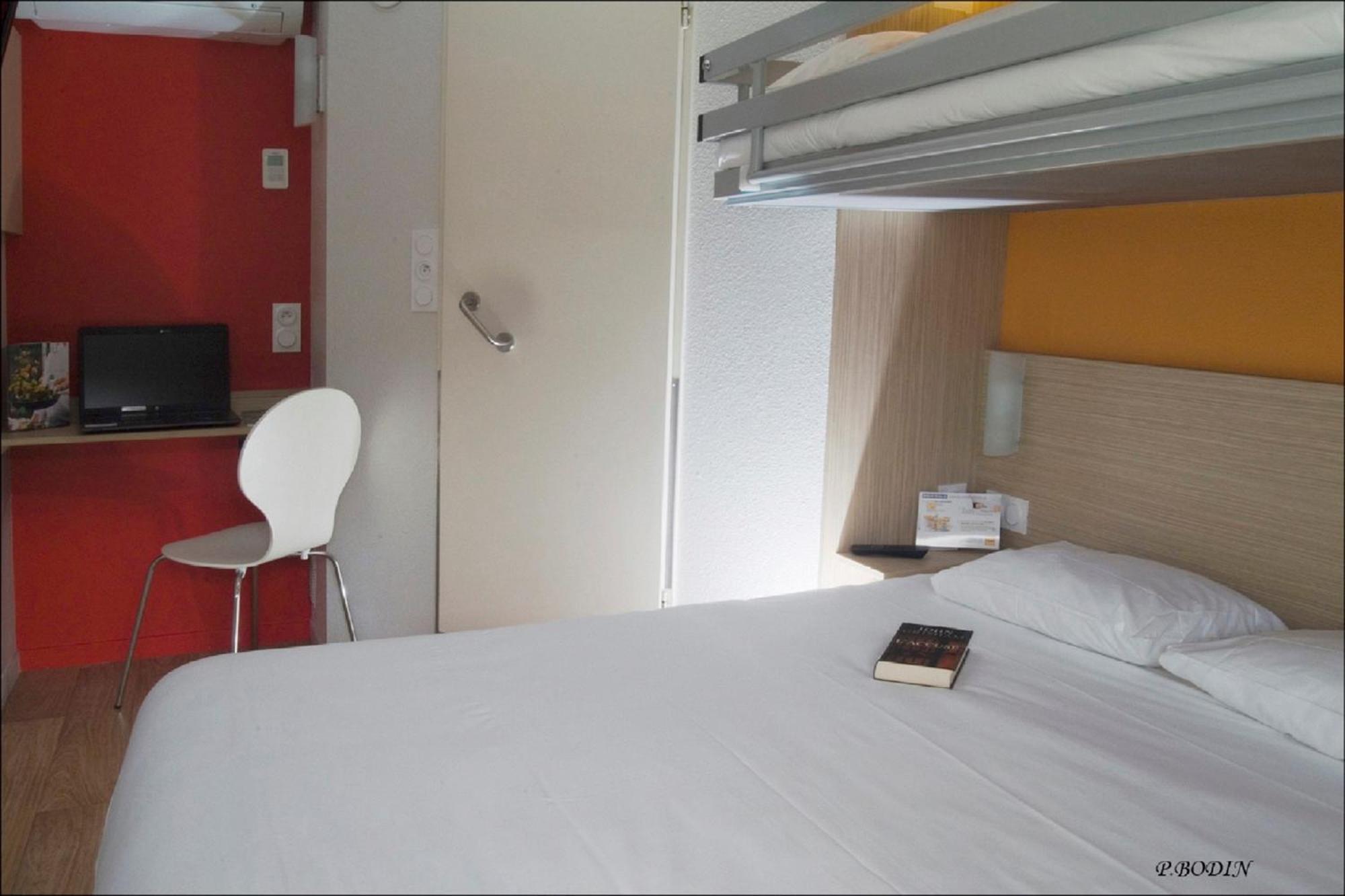 Triple Room (1 Double Bed + 1 Single Bed) - Photo 3
