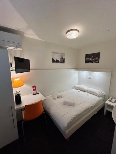 Single Room Souterrain (Bedsize 47 in) Shared Toilet photo 1