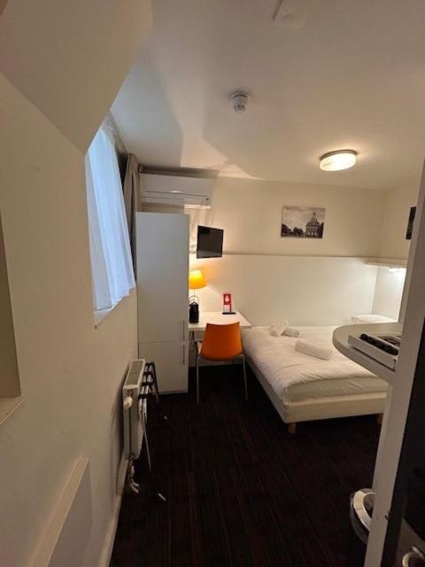Single Room Souterrain (Bedsize 47 in) Shared Toilet photo 2