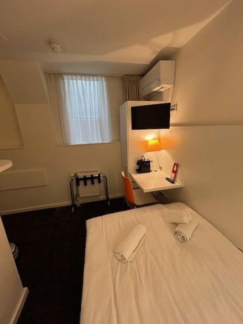Single Room Souterrain (Bedsize 47 in) Shared Toilet photo 3