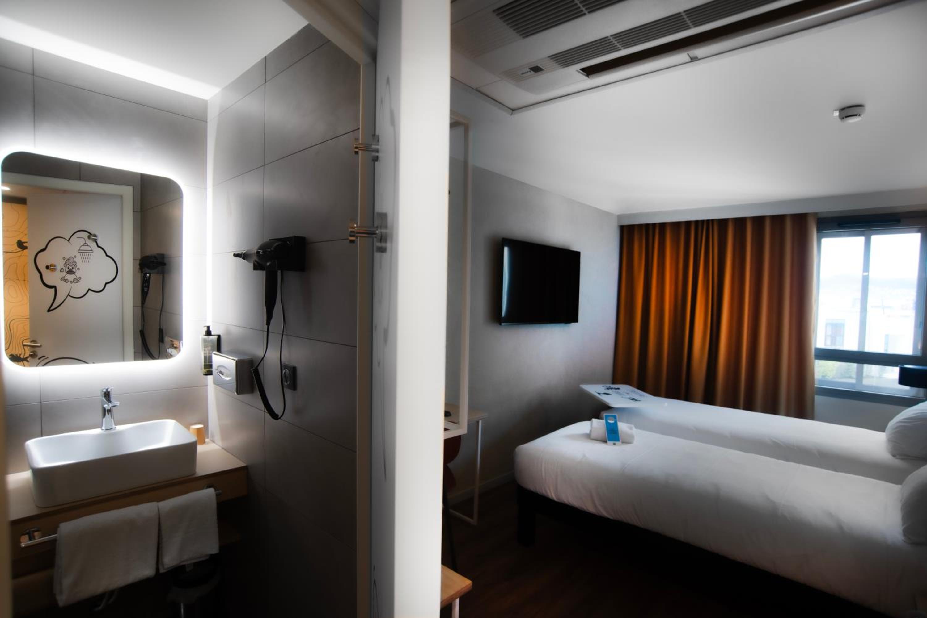 Standard Twin Room - Photo 3